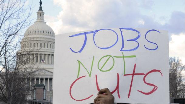 Спад на молбите за помощи при безработица в САЩ обратно към 40-годишно дъно