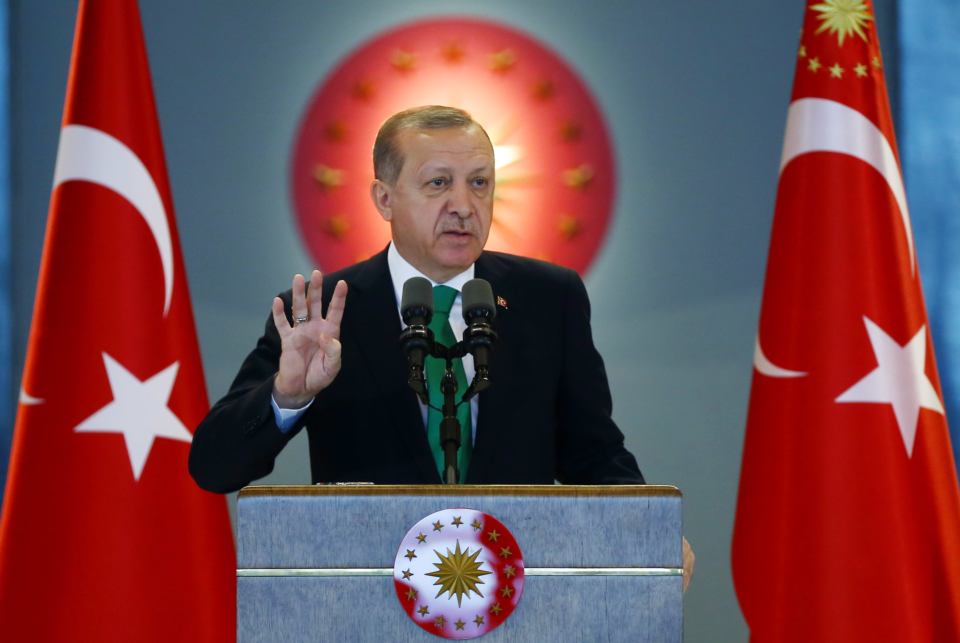 Турският президент Ердоган посочи, че въпреки огромния брой уволнени и арестувани, чистката все още не е приключила