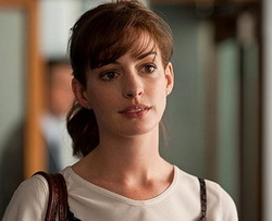 Ан Хатауей и Ребъл Уилсън в "Лоши жени"