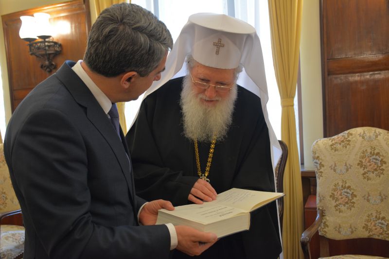 Патриарх Неофит подари на Росен Плевнелиев светата Библия