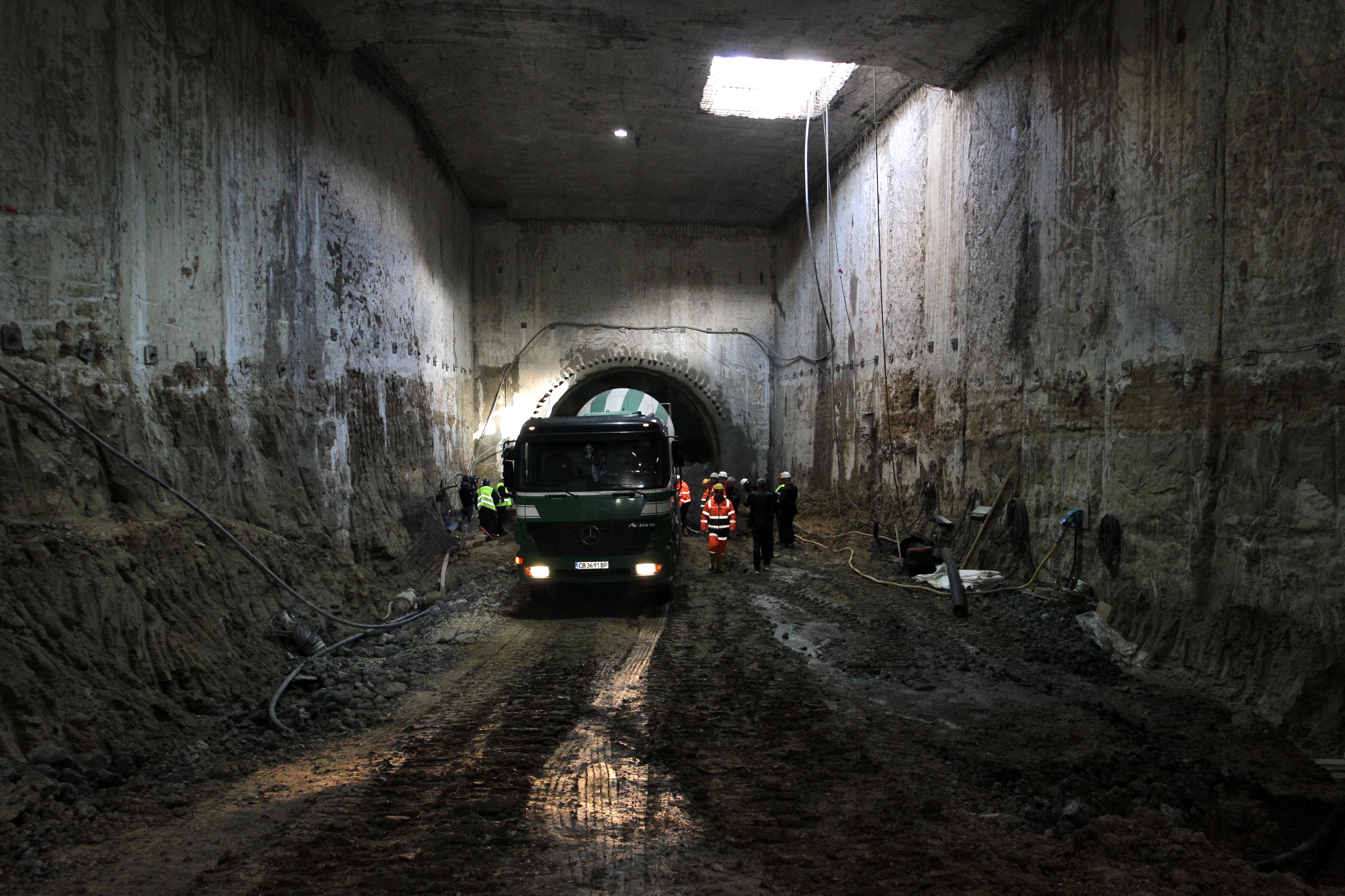 Оказва се, че тунелопробивната машина е закачила водопроводни канали (Сн. Архив)