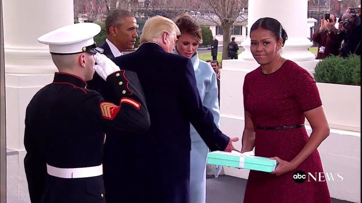 Мелания Тръмп носи подарък на Мишел Обама