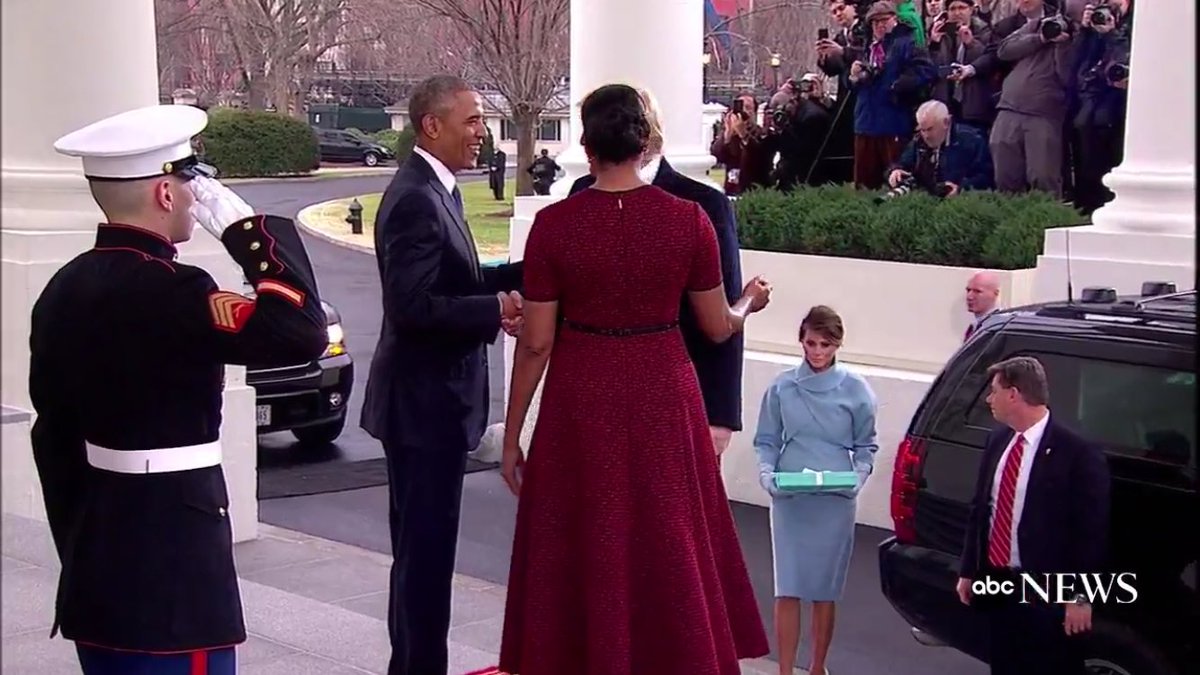 Мелания Тръмп носи подарък на Мишел Обама