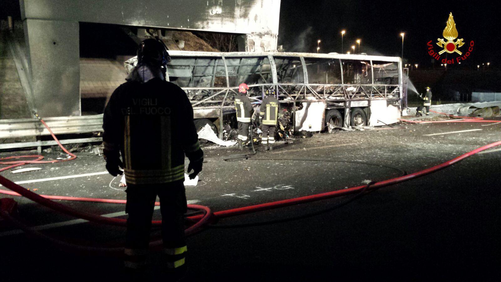 16 души загинаха при автобусна катастрофа в Италия