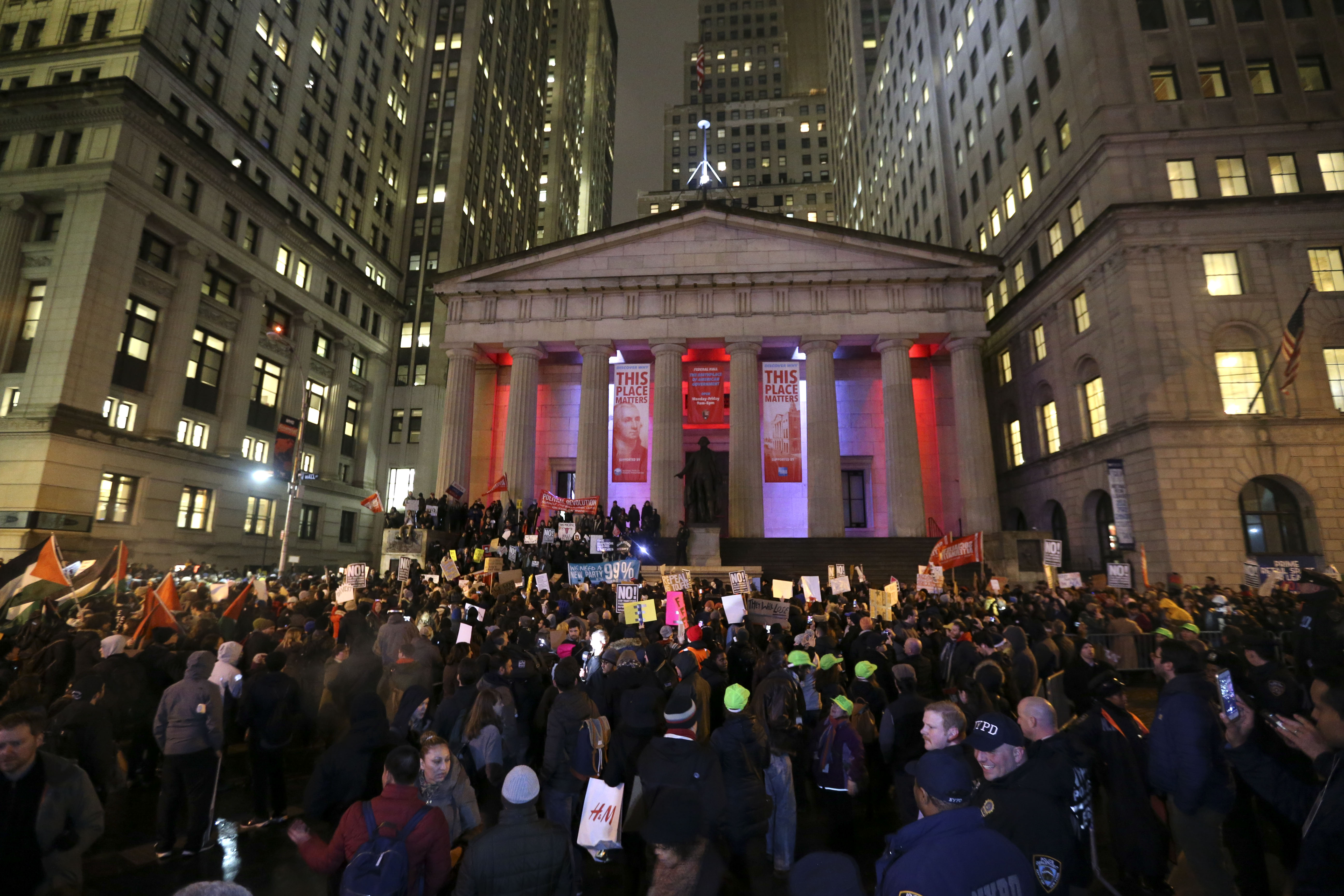 Многолюден протест в Ню Йорк срещу встъпването в длъжност на Доналд Тръмп