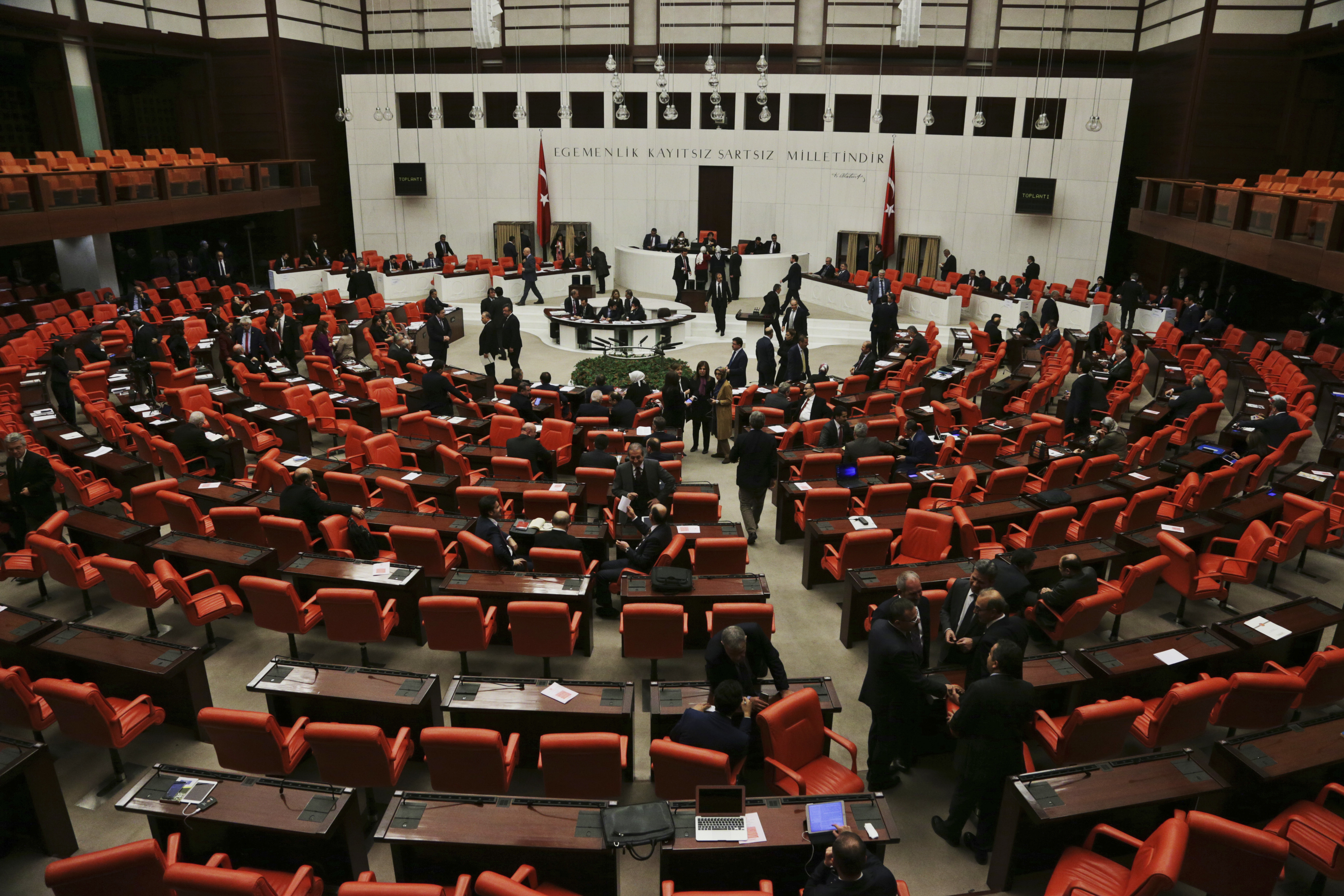 След дебати турският парламент одобри конституционни промени, засилващи ролята на президента