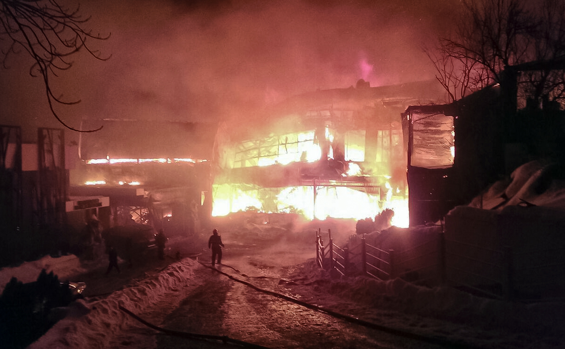 Сградата на клуб ”Бамбу” на брега на езерото Тей край Букурещ е напълно изгоряла при пожара