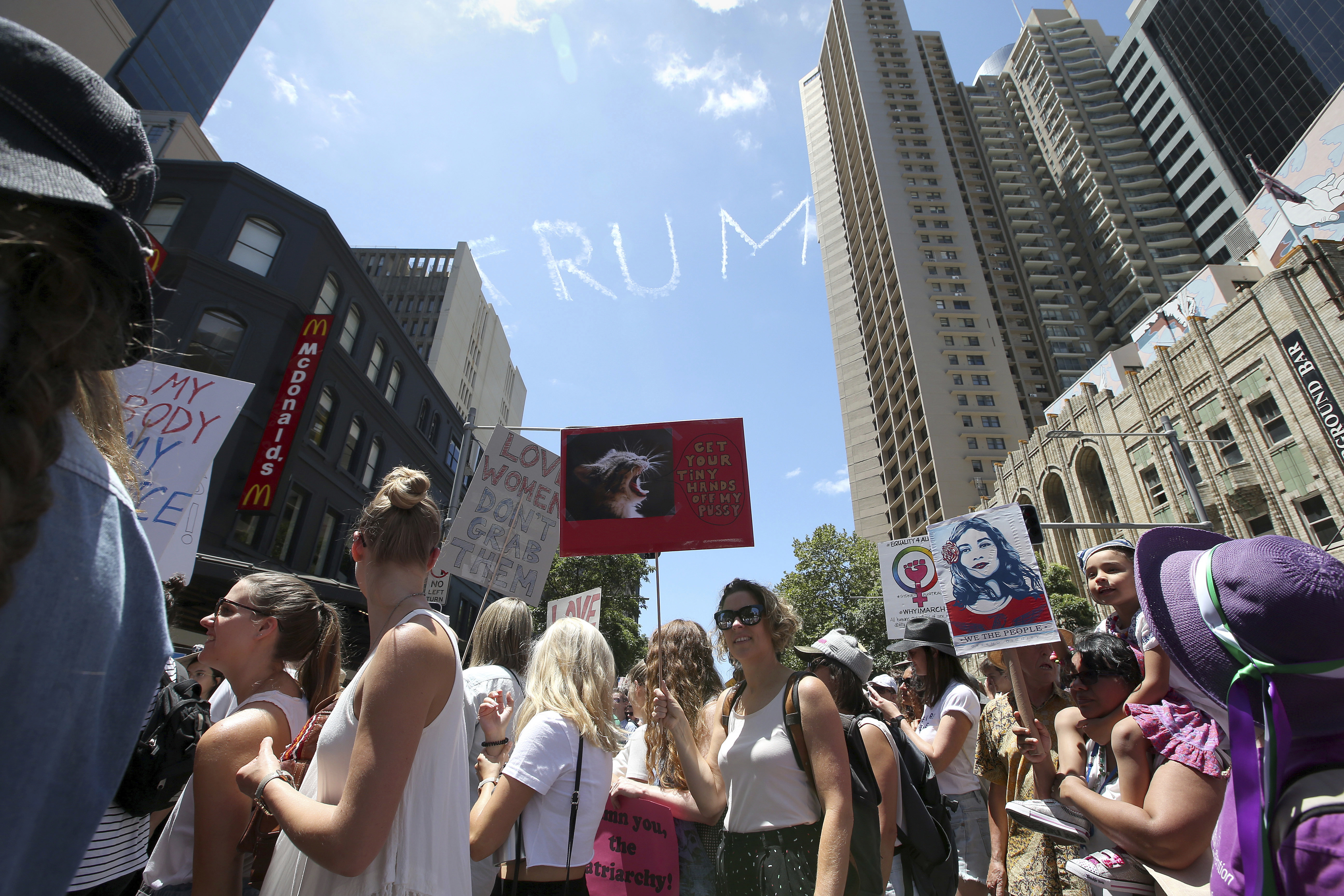 Феминистки организации организираха шумни и многолюдни протести срещу Тръмп в Сидни /Австралия/