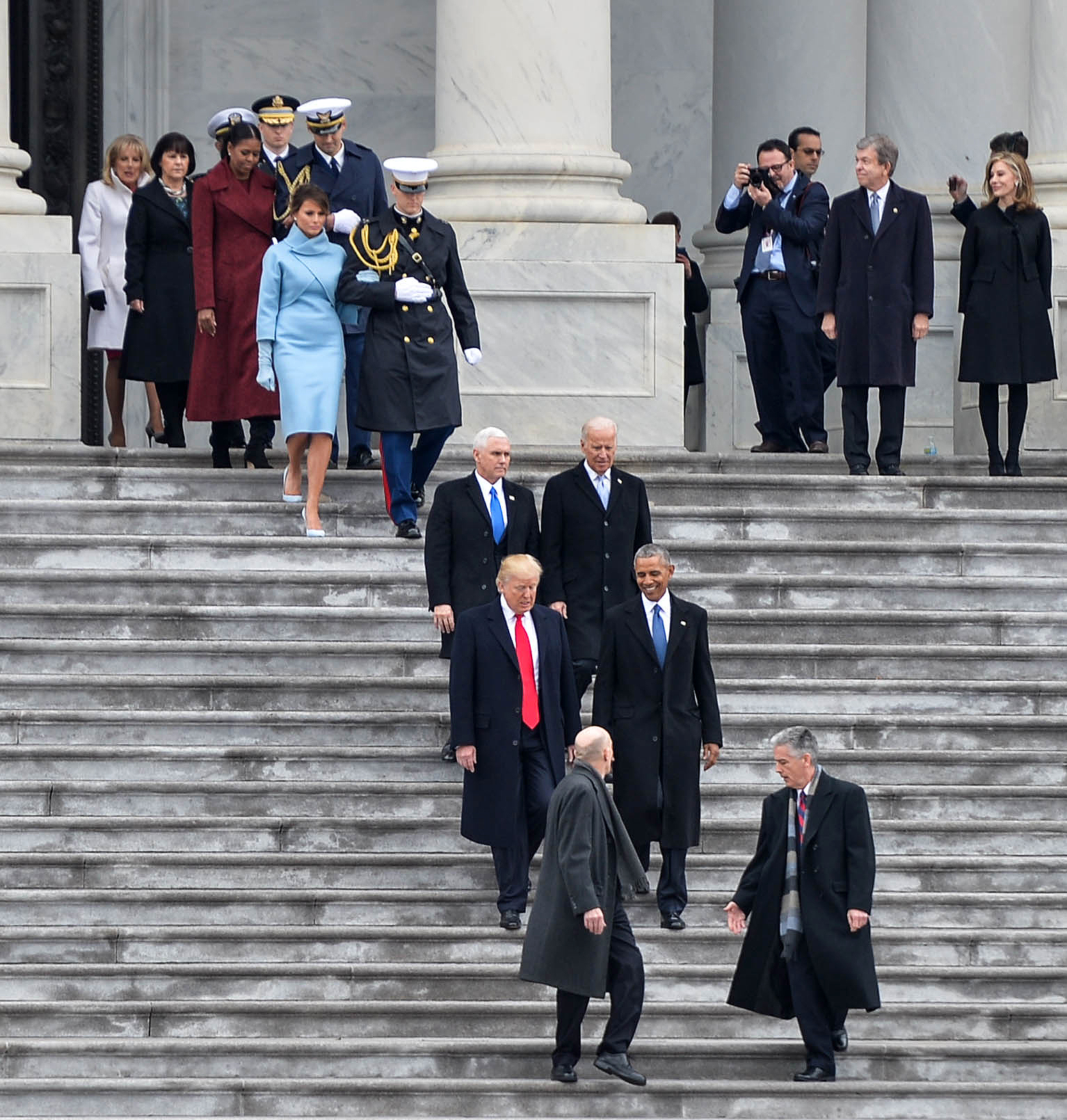 Обама и Тръмп слизат по стълбите на Капитолия след встъпването на Тръмп в президентска длъжност