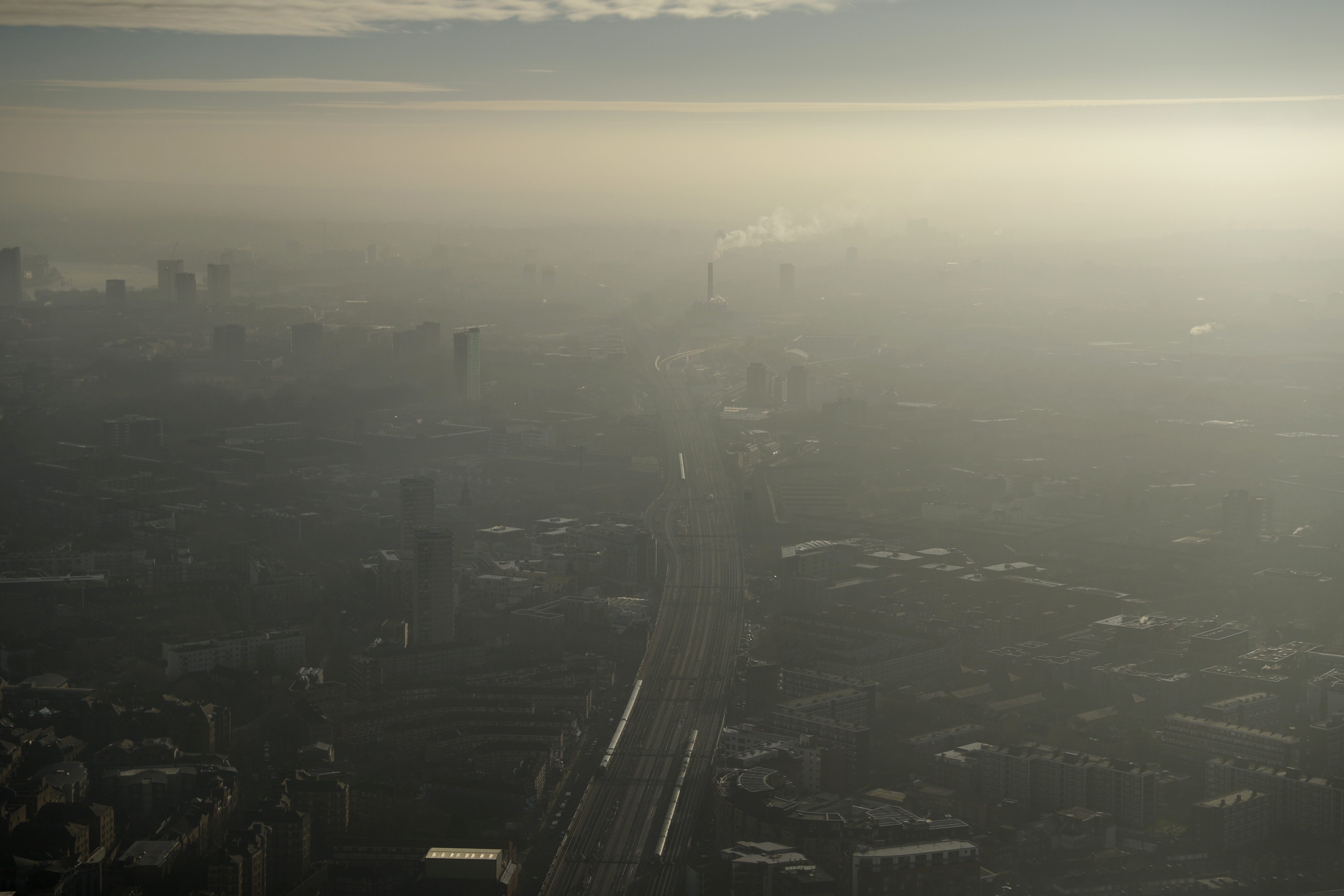 Париж и Лион ограничават движението заради смог