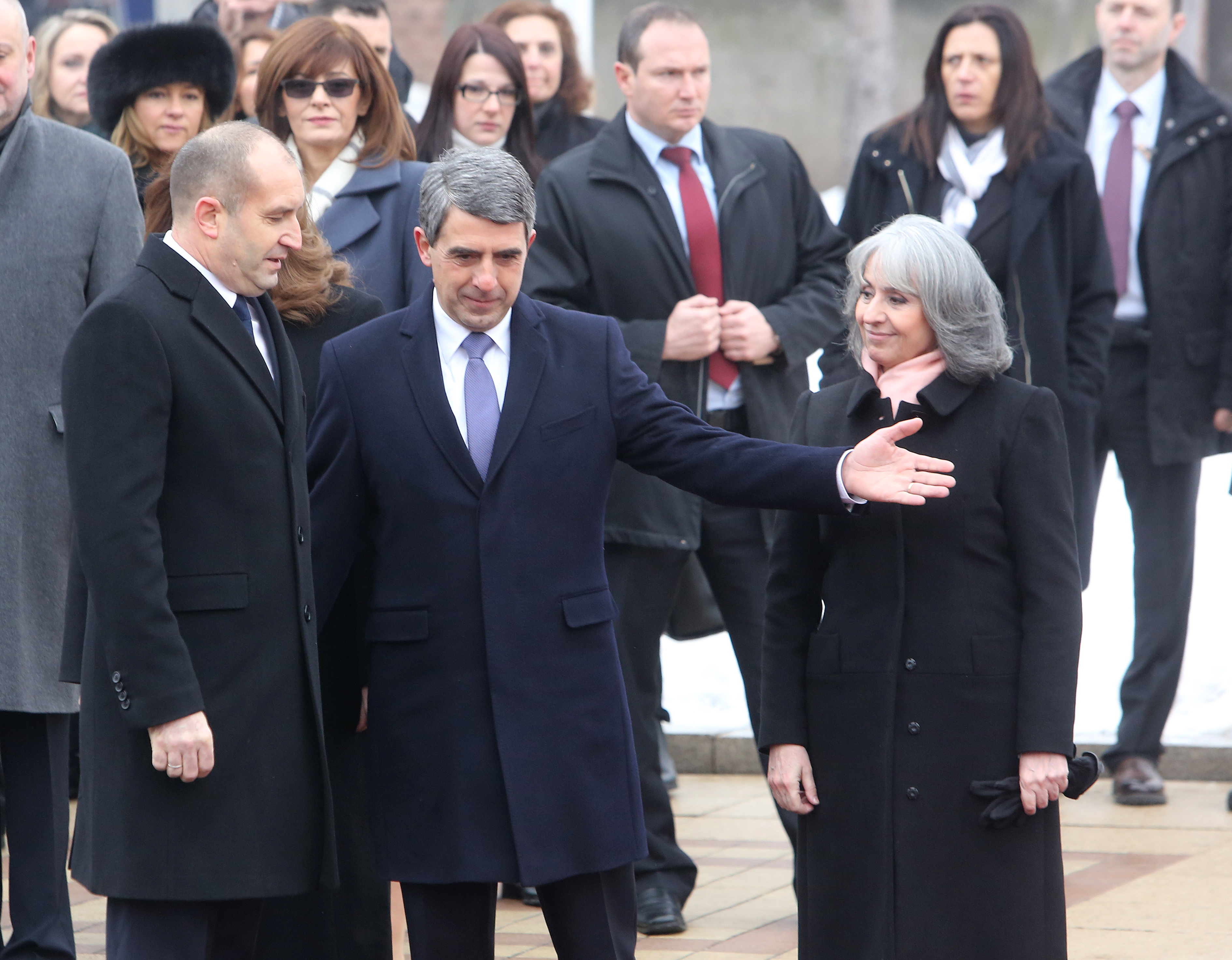 Плевнелиев сдаде, Радев прие властта