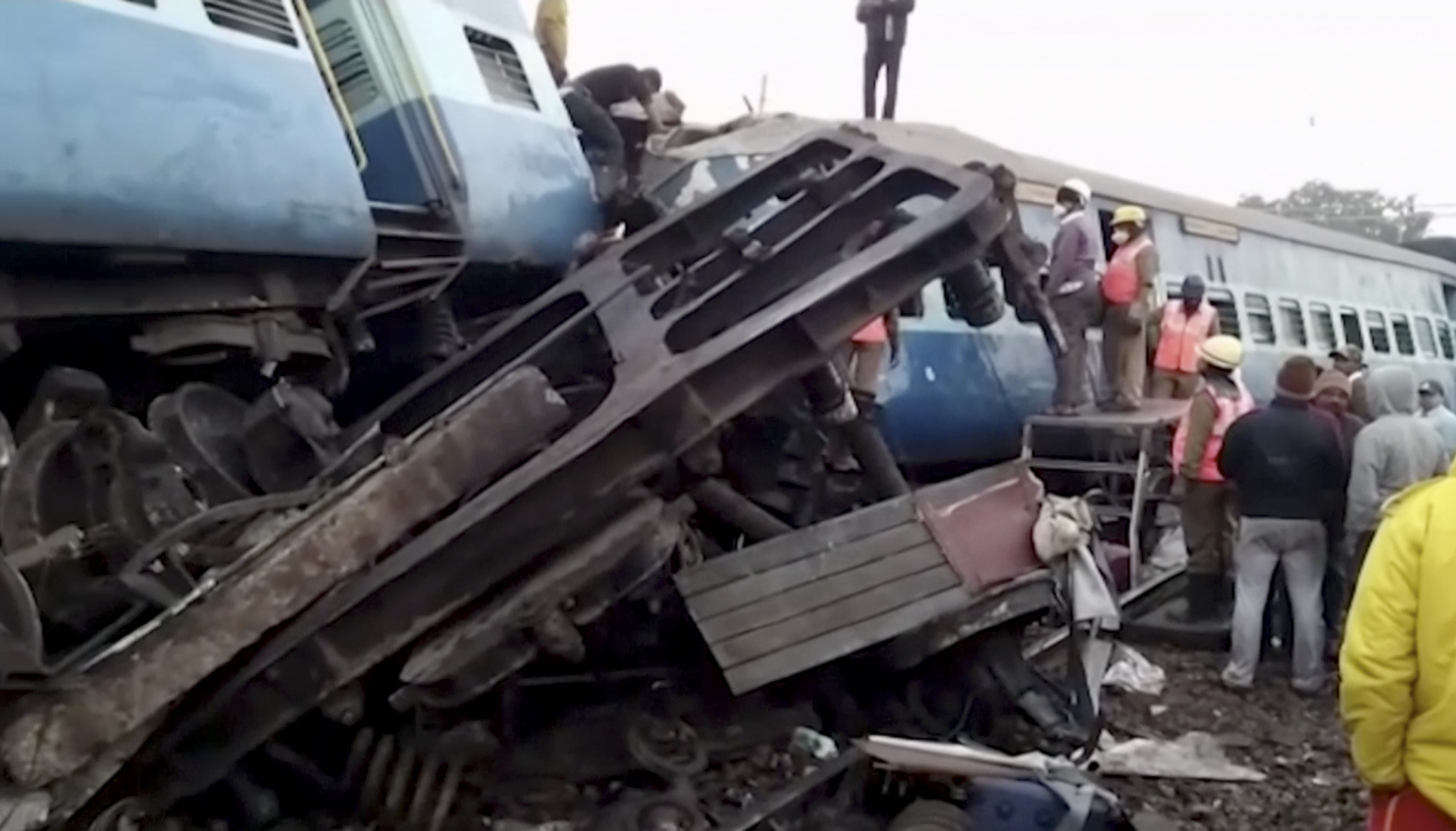 Влак дерайлира и уби десетки в Индия