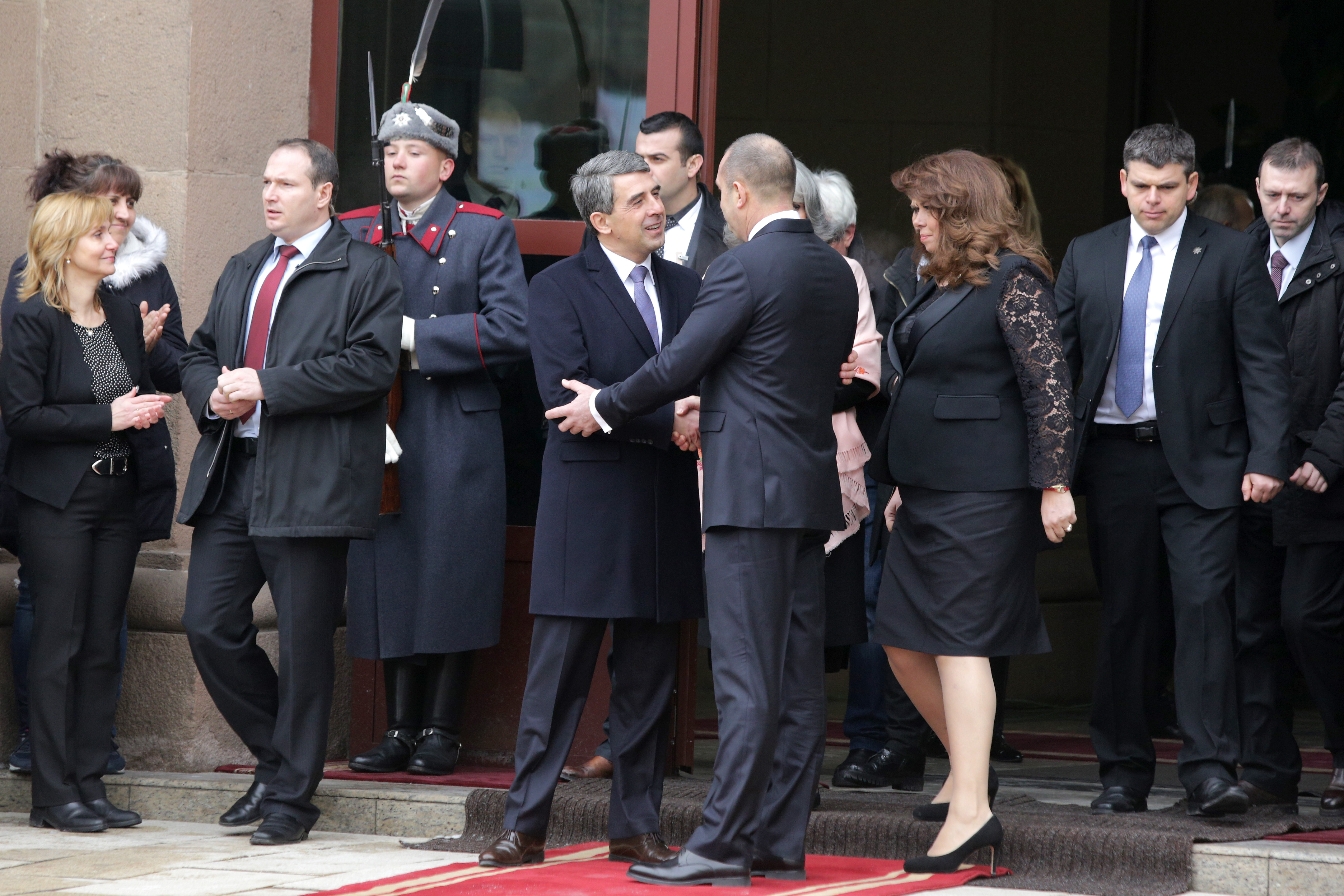 Президентът Румен Радев  и вицепрезидентът Илияна Йотова изпратиха старата президентска двойка
