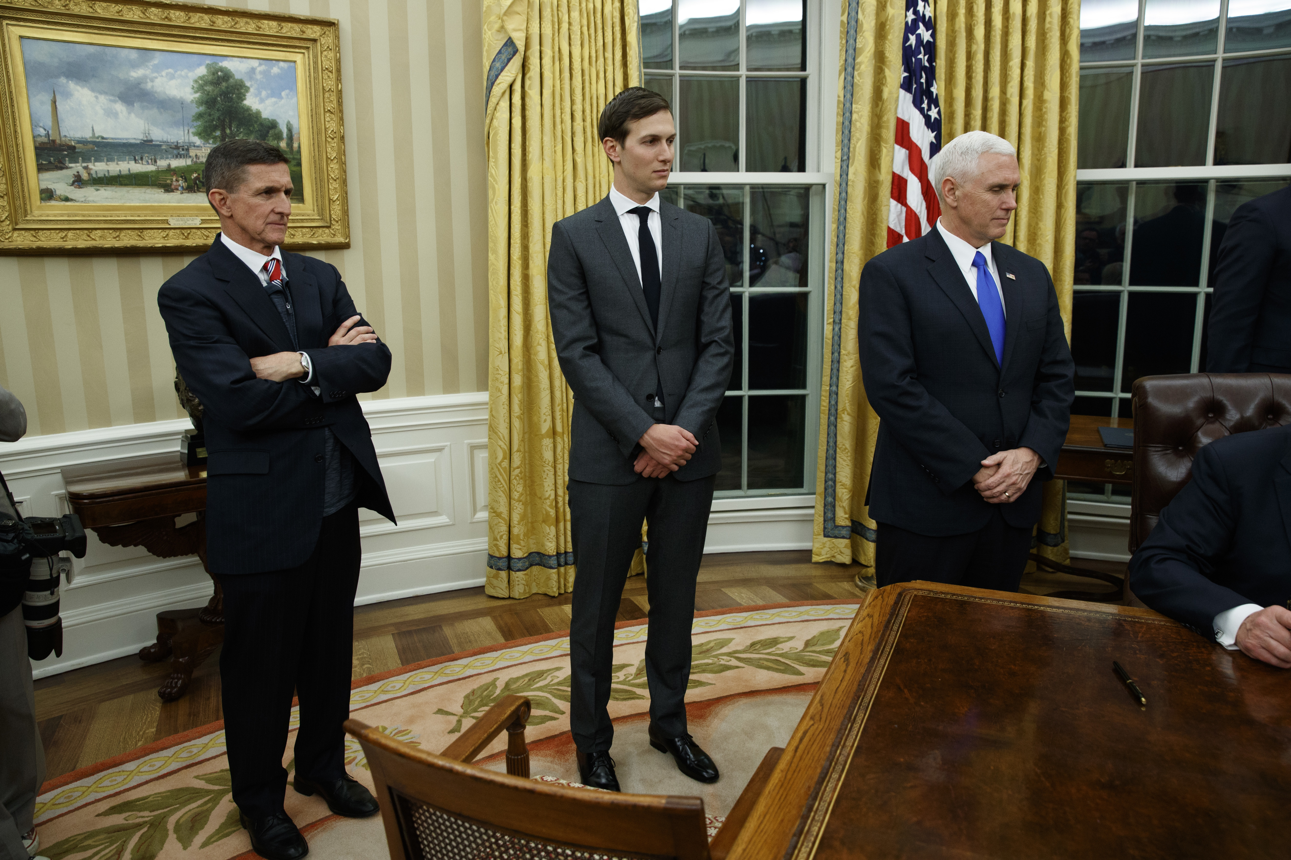 Джаред Къшнър (в средата) и вицепрезидентът на САЩ Майк Пенс (вдясно) в Овалния кабинет