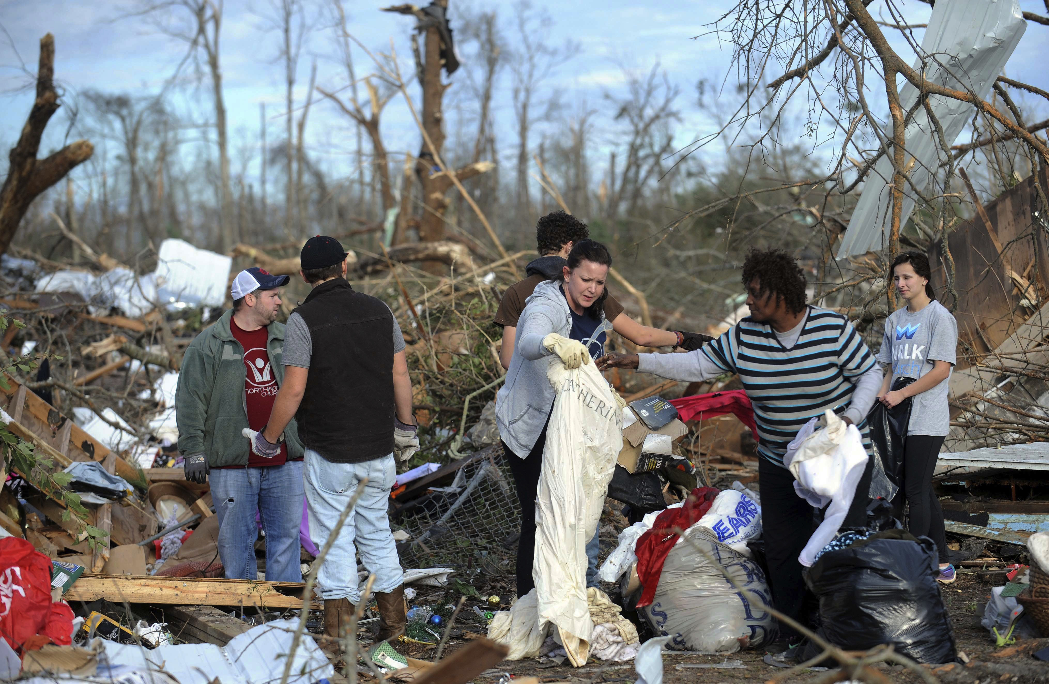 Доброволци помагат в Хетисбърг, Мисисипи на хора, чийто дом е унищожен от торнадо