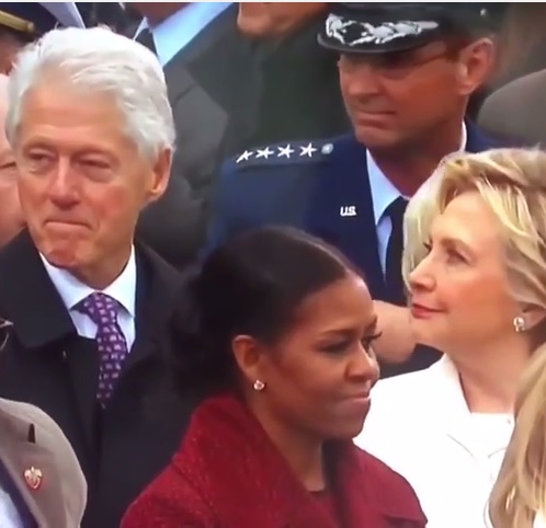 Бил Клинтън беше хванат от Хилъри да се взира в нещо или някого