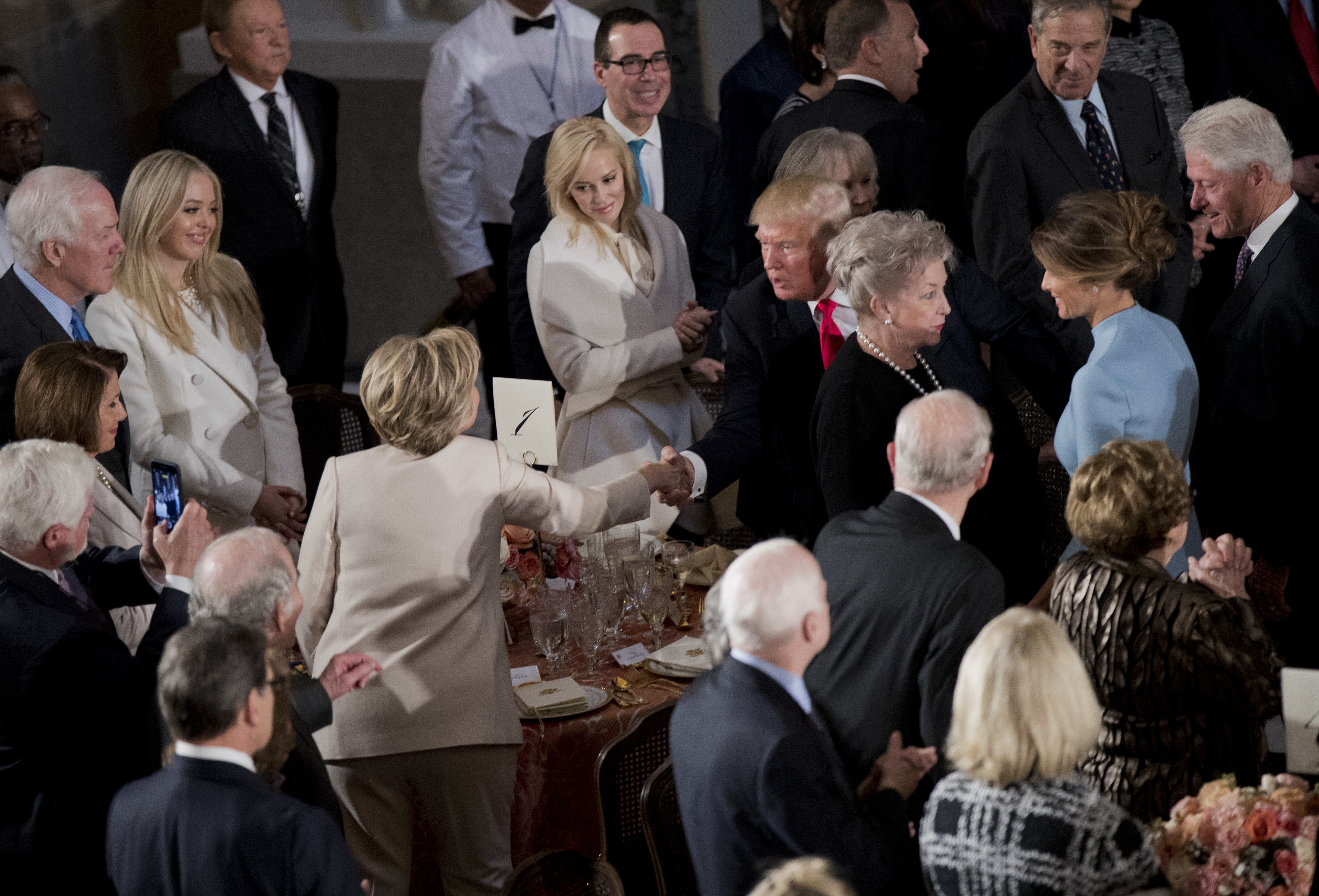 На церемонията Бил Клинтън е плътно до Мелания Тръмп - пред тях е Доналд Тръмп, който се ръкува с Хилъри