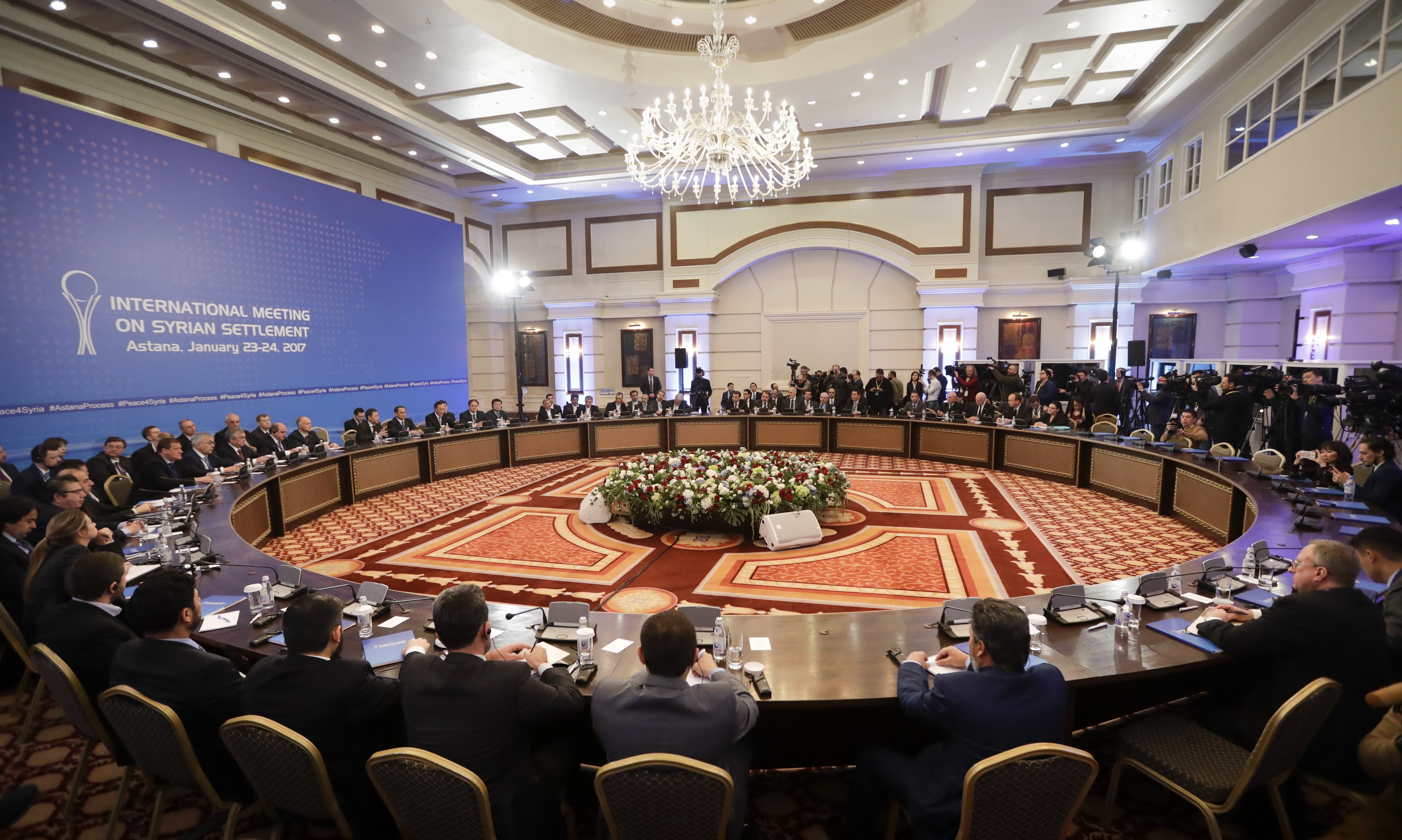 Подготвени с посредничеството на Русия и Турция, преговорите започнаха днес в Астана