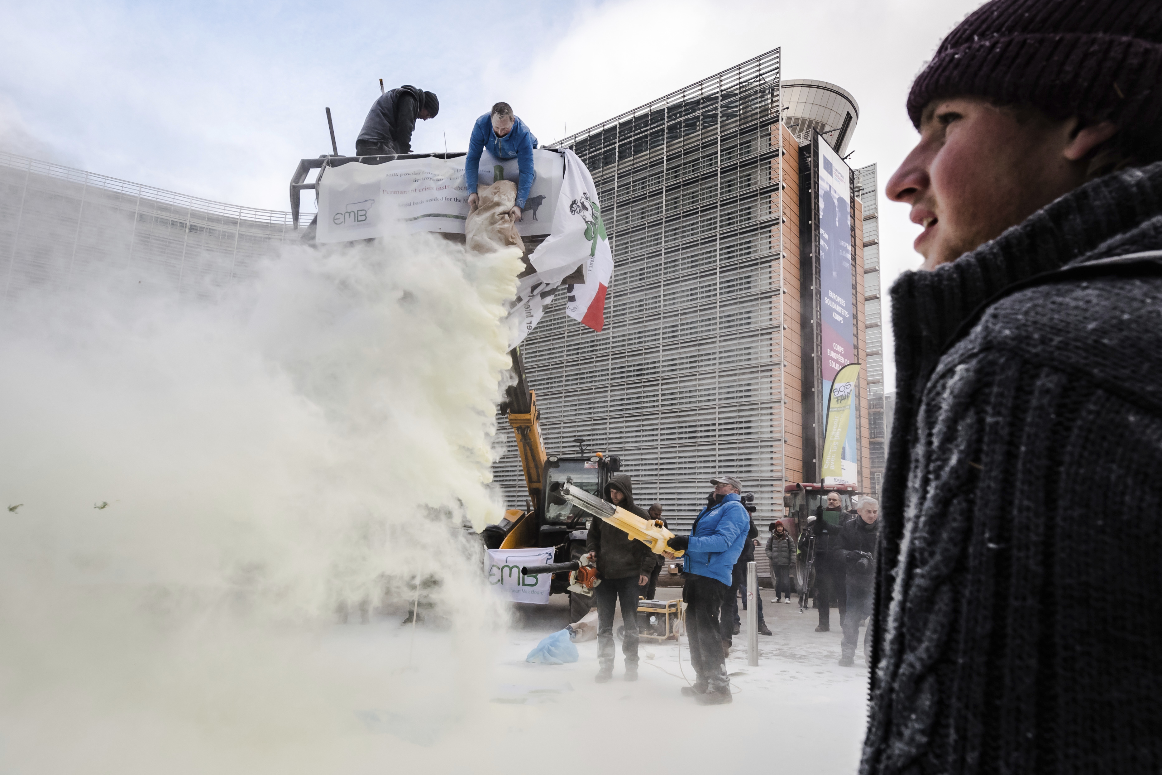Млекопроизводители протестираха в Брюксел, като пръснаха сухо мляко пред сградата на Европейския съвет