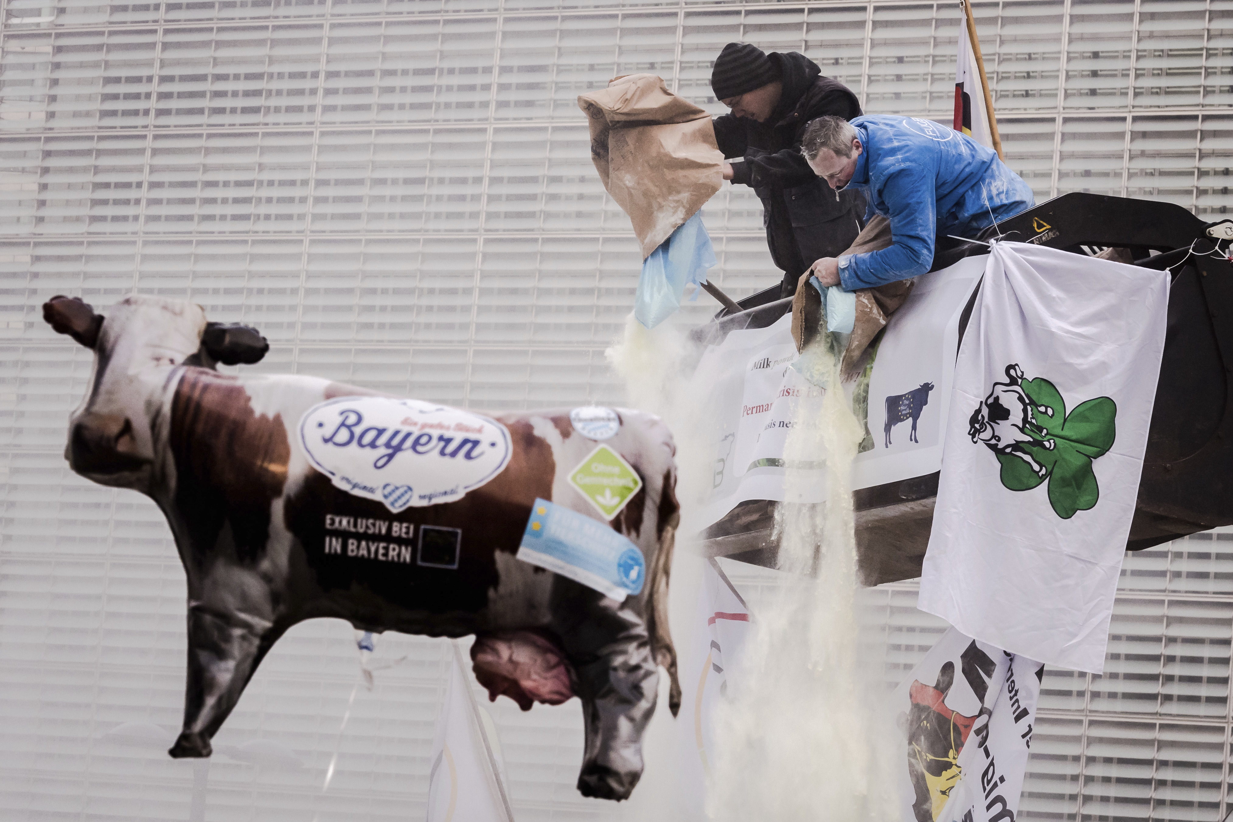 Млекопроизводители протестираха в Брюксел, като пръснаха сухо мляко пред сградата на Европейския съвет