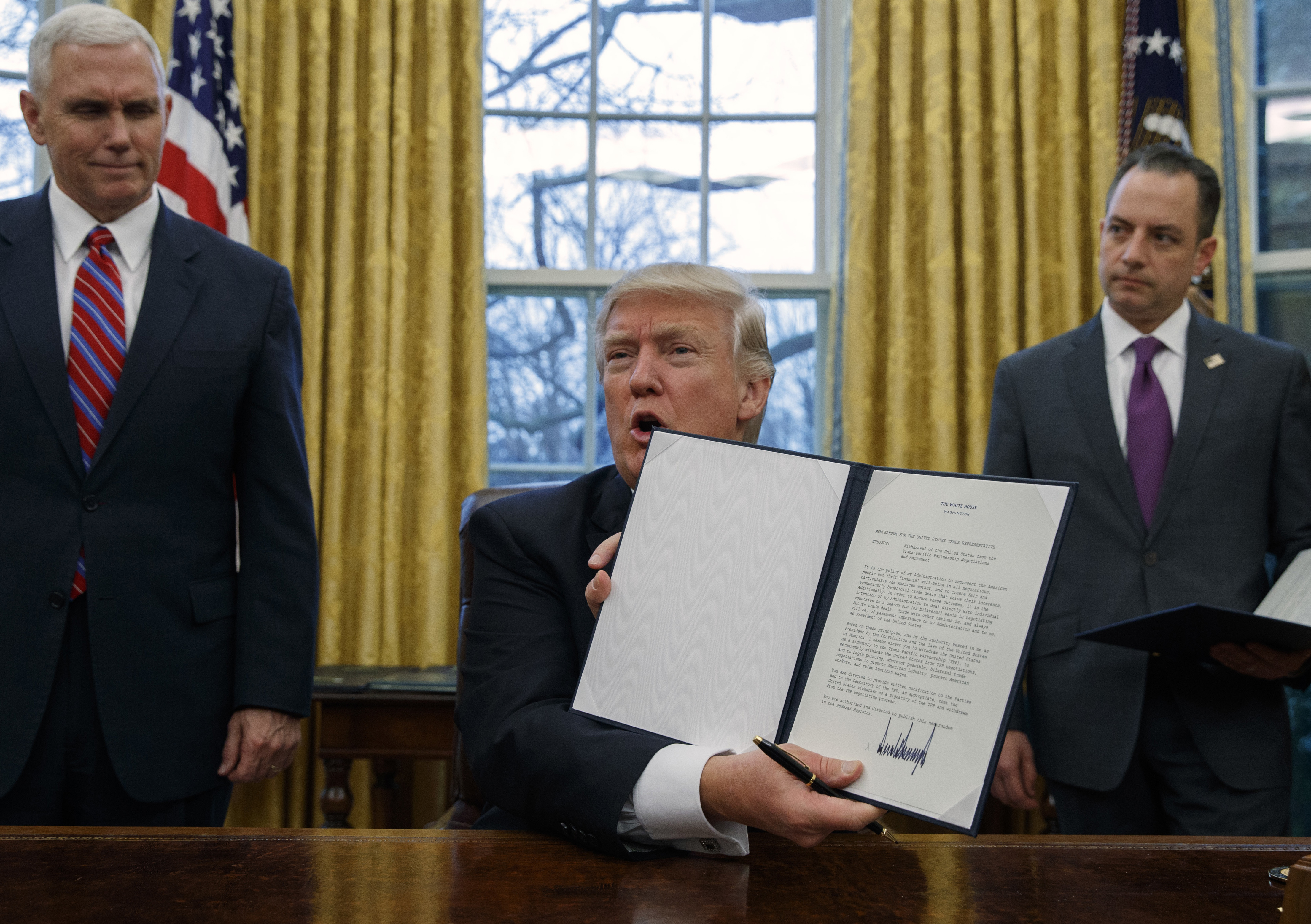 Доналд Тръмп показа подписа си под документа, с който САЩ се оттеглят от  Транстихоокеанското партньорство
