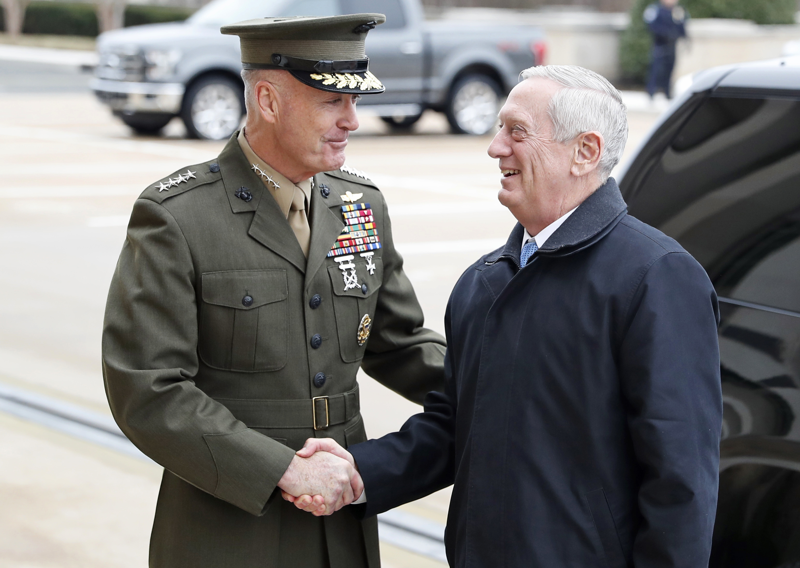 Председателят на Съвета на началник-щабовете на американските въоръжени сили генерал Джоузеф Дънфорд се ръкува с Джеймс Матис
