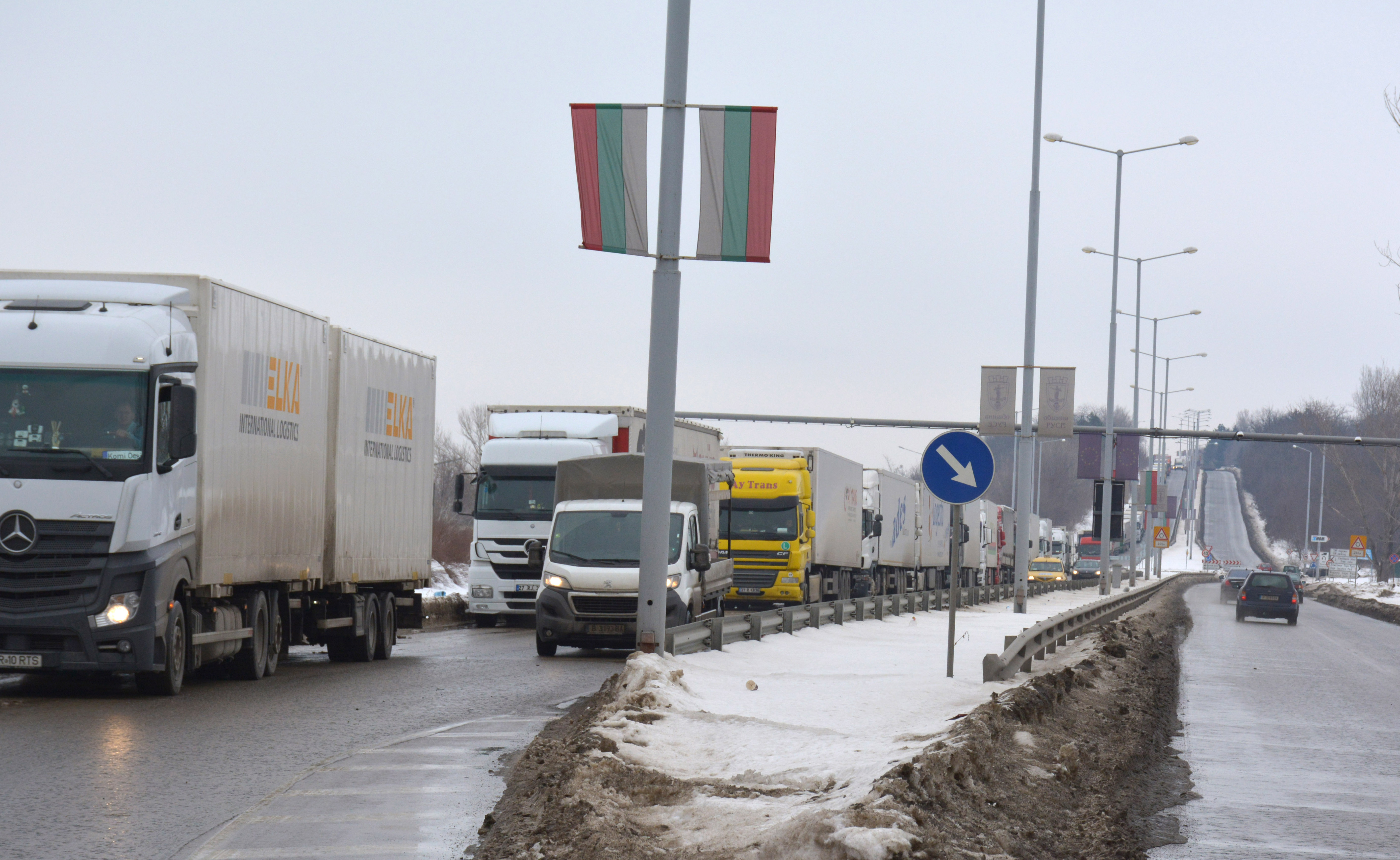 Опашка от товарни автомобили на Дунав мост