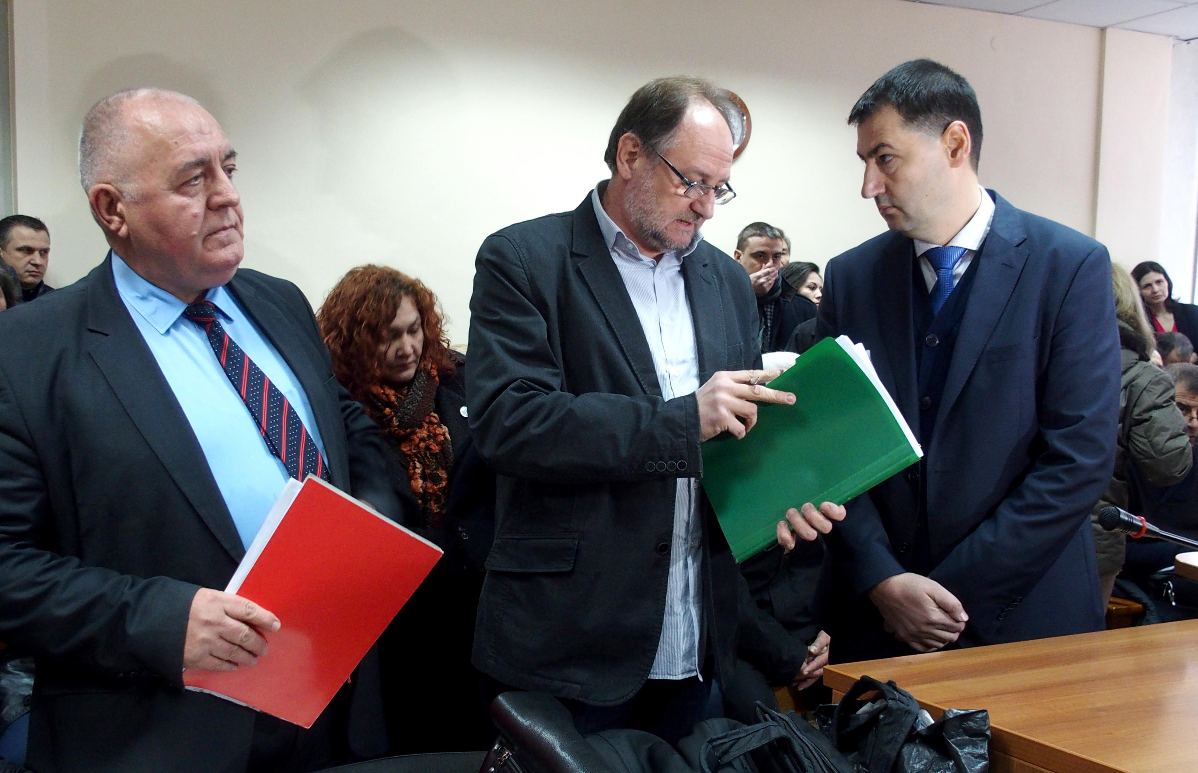 Кметът на Пловдив Иван Тотев с адвокатите си Красимир Елдъров и Васил Василев