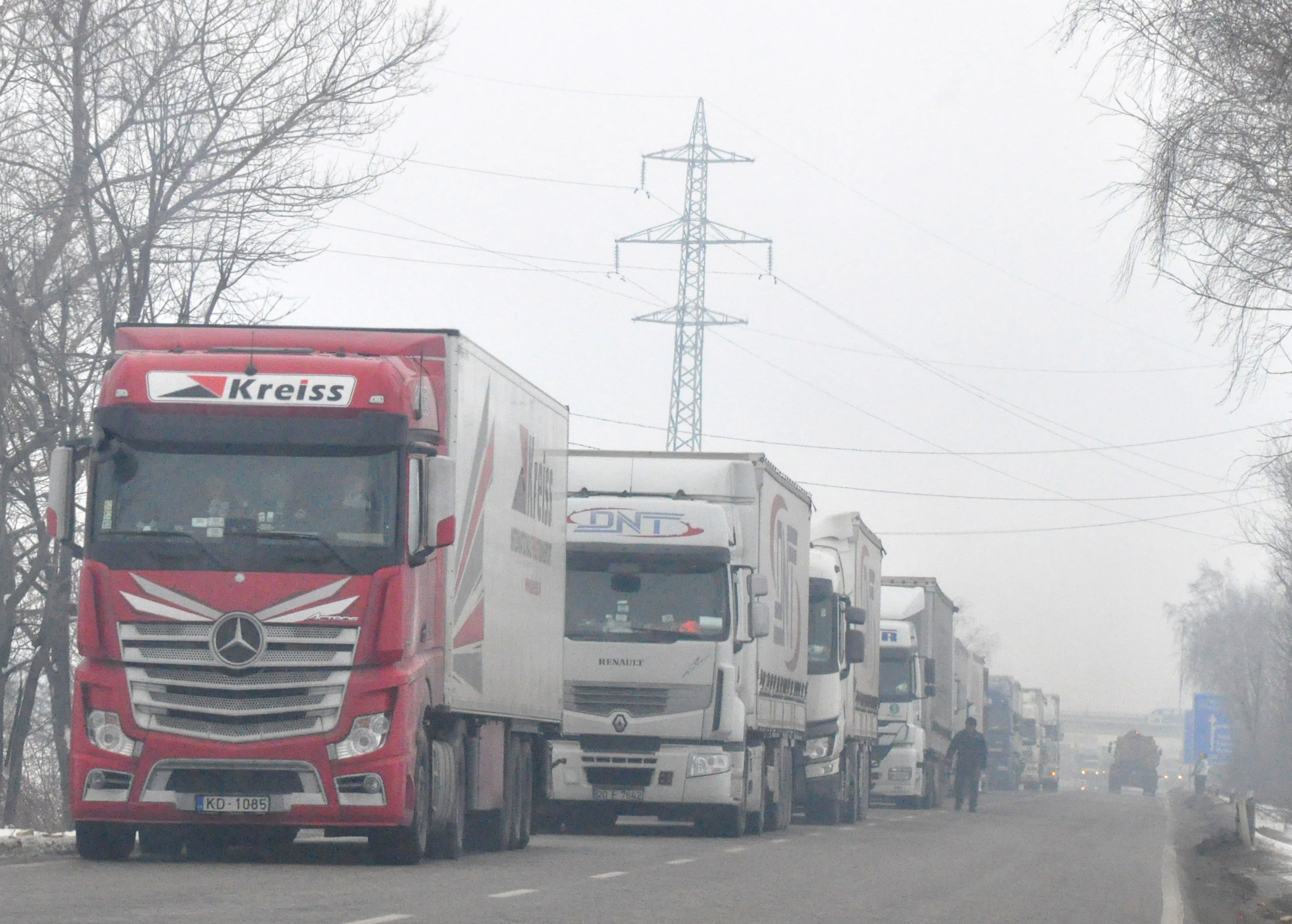 Шофьори на камиони блокираха Дунав мост 2