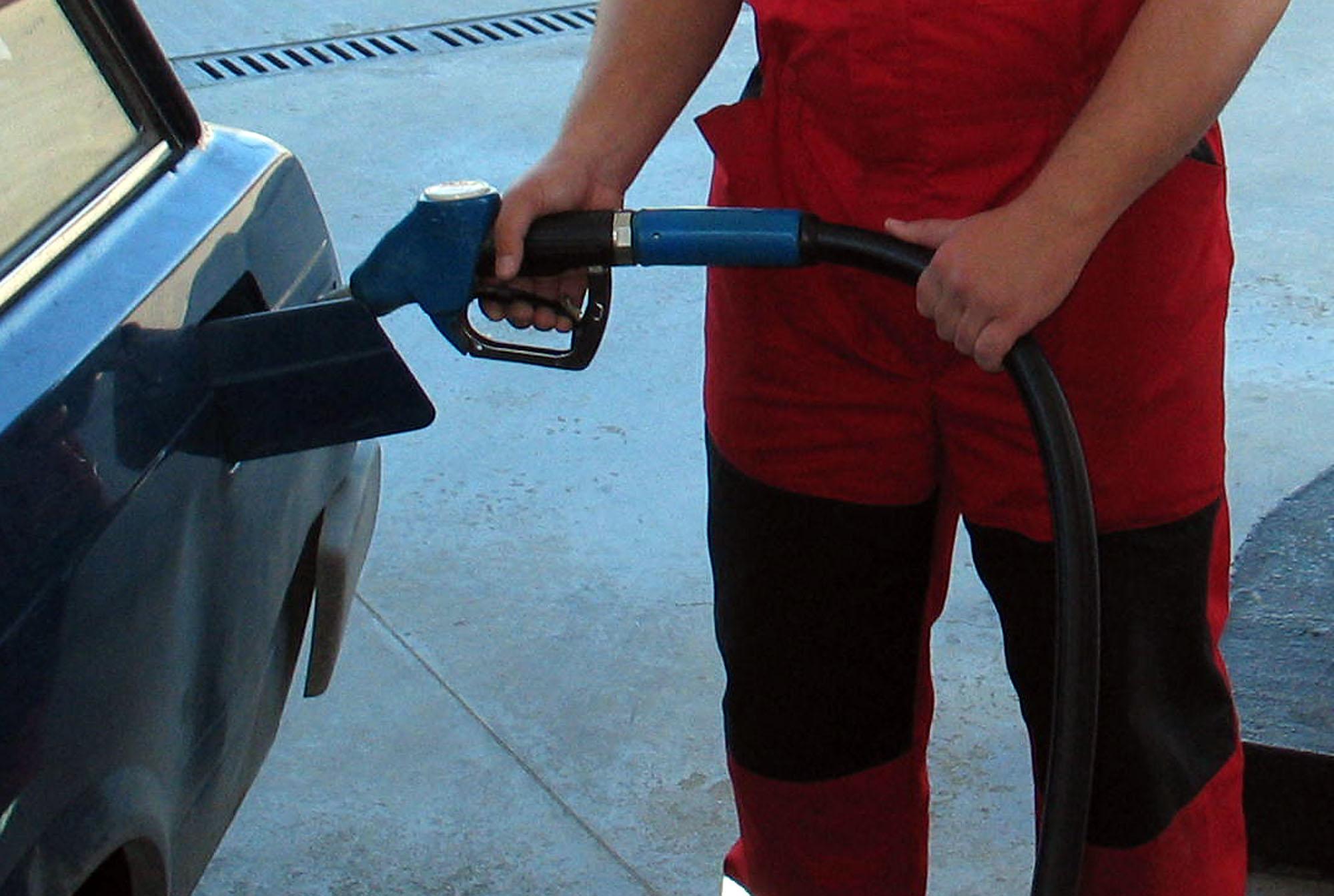 МФ затяга бензиностанциите, търси още 10% данък
