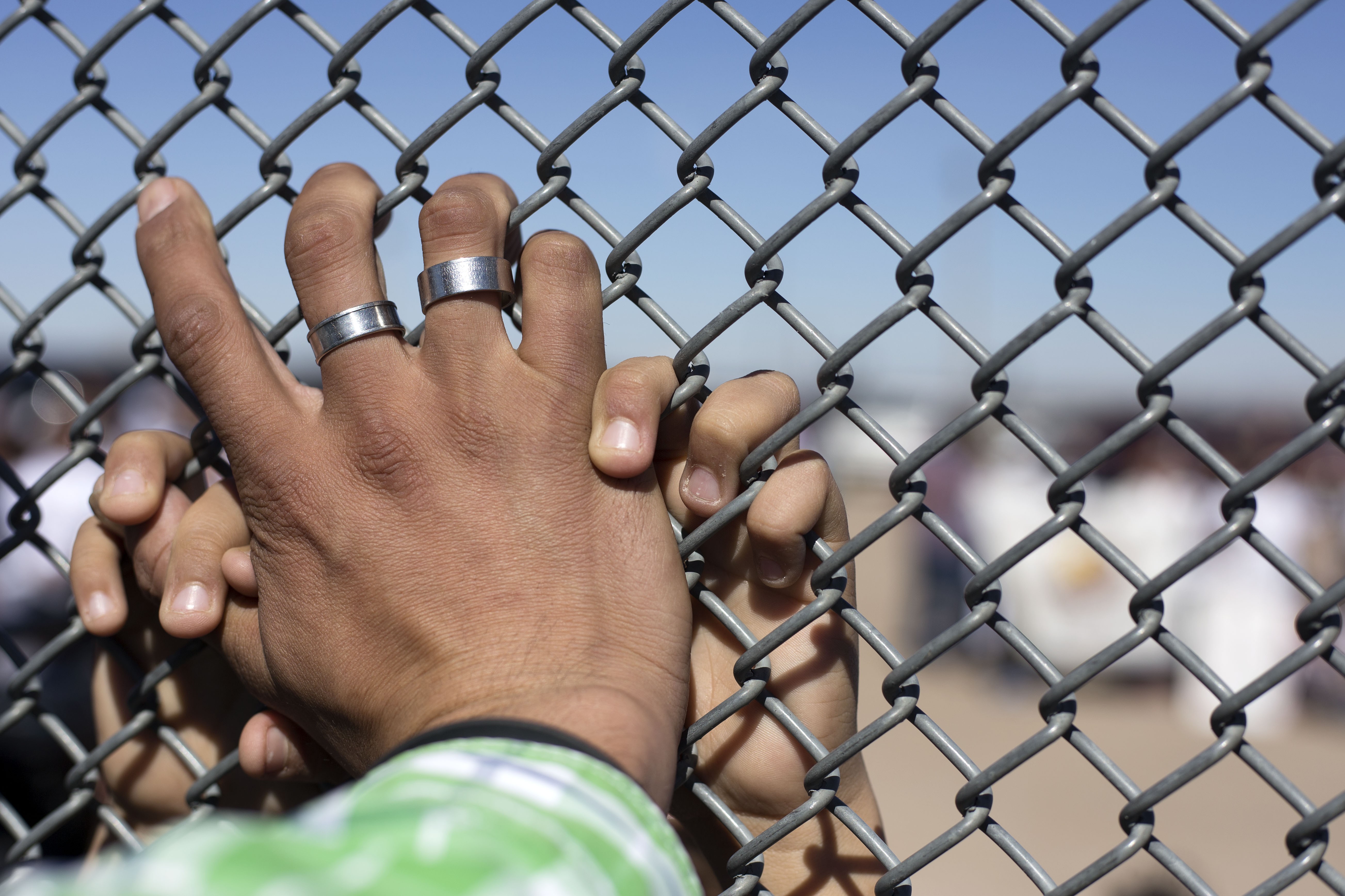 Мигранти от двете страни на оградата между Мексико и САЩ, снимани на 15 февруари 2016 г.