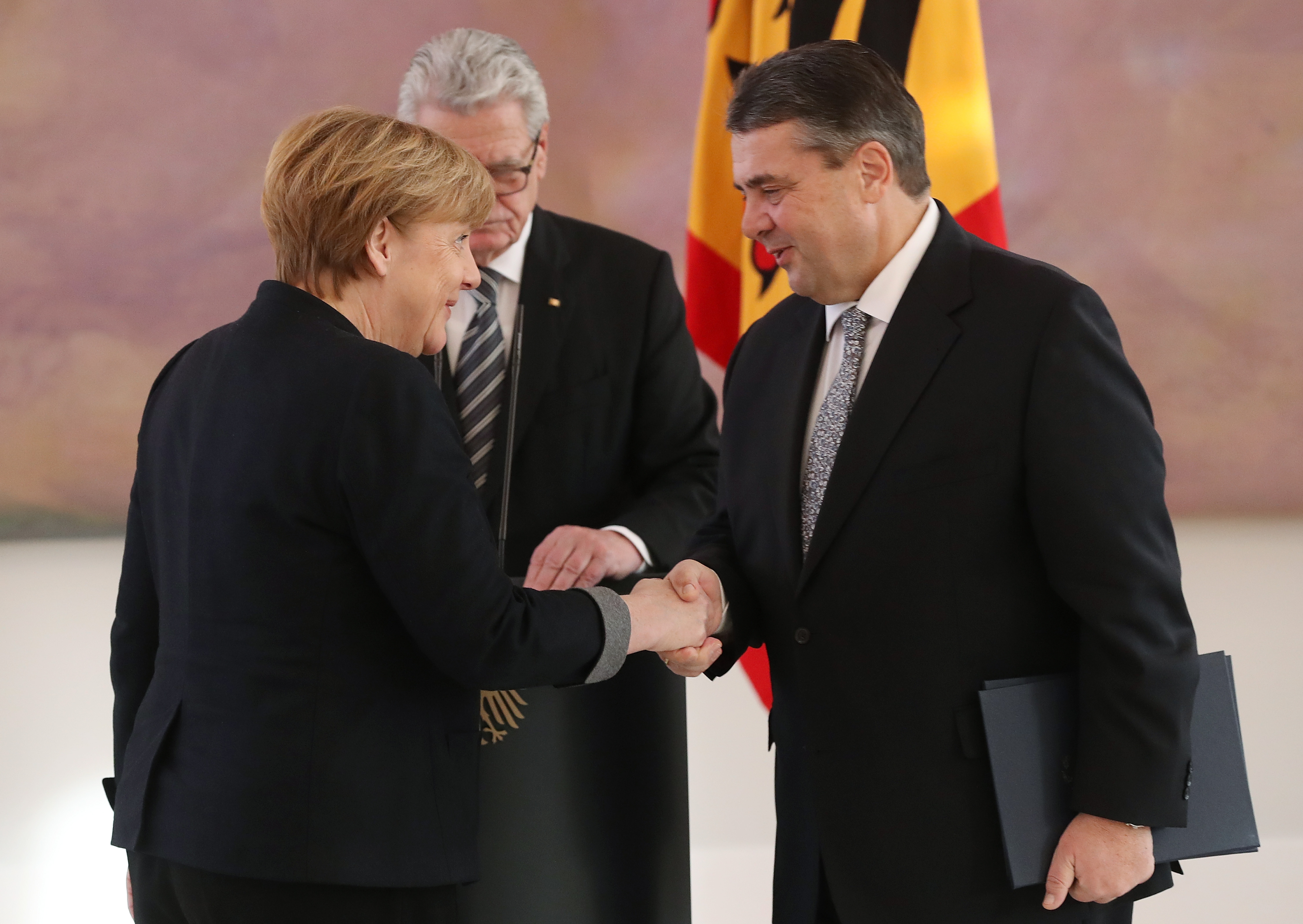 Зигмар Габриел (вдясно) вече не е икономически министър и зае поста министър на външните работи