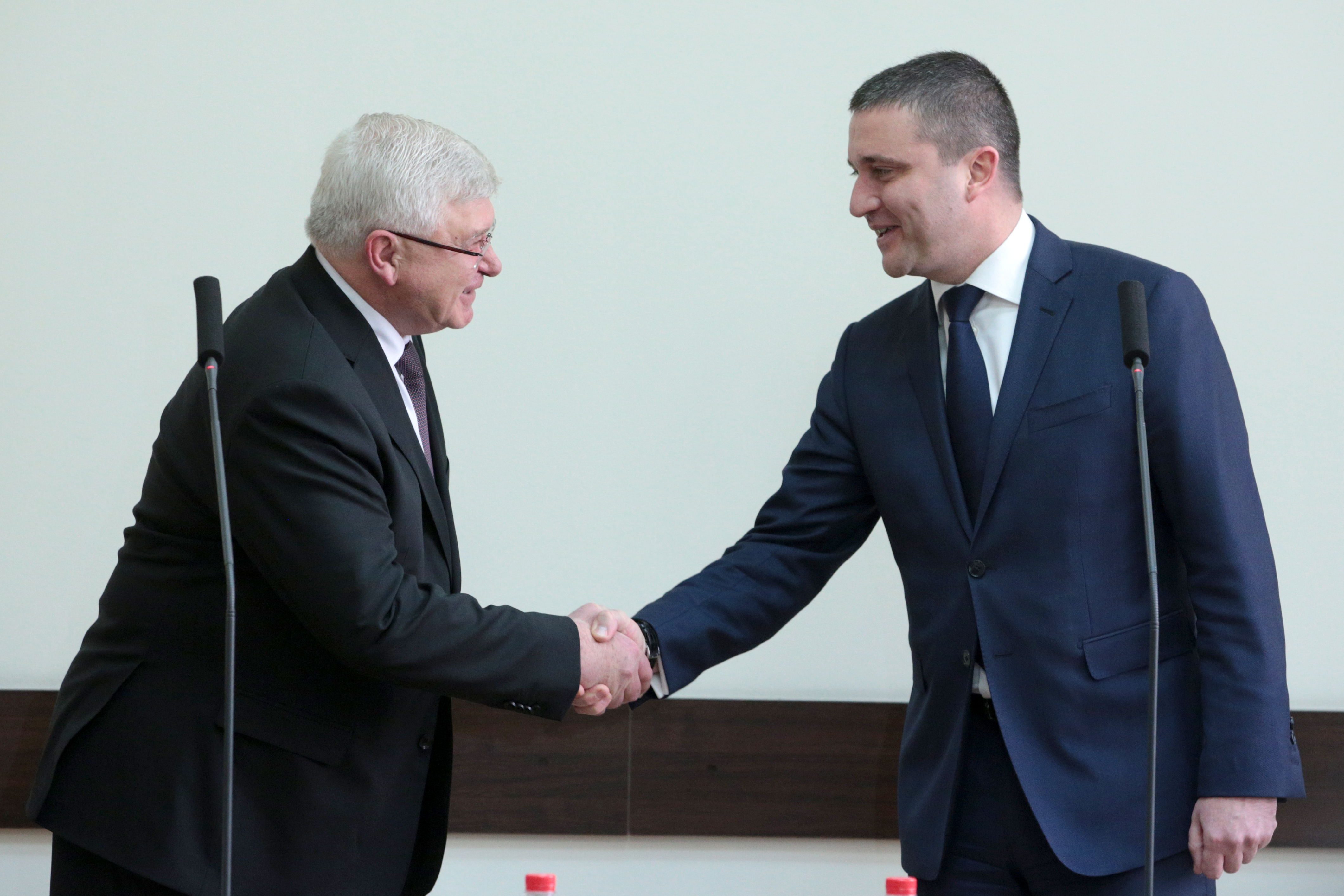 Министърът на финансите Владислав Горанов (дясно) предаде поста на наследника си Кирил Ананиев (ляво)