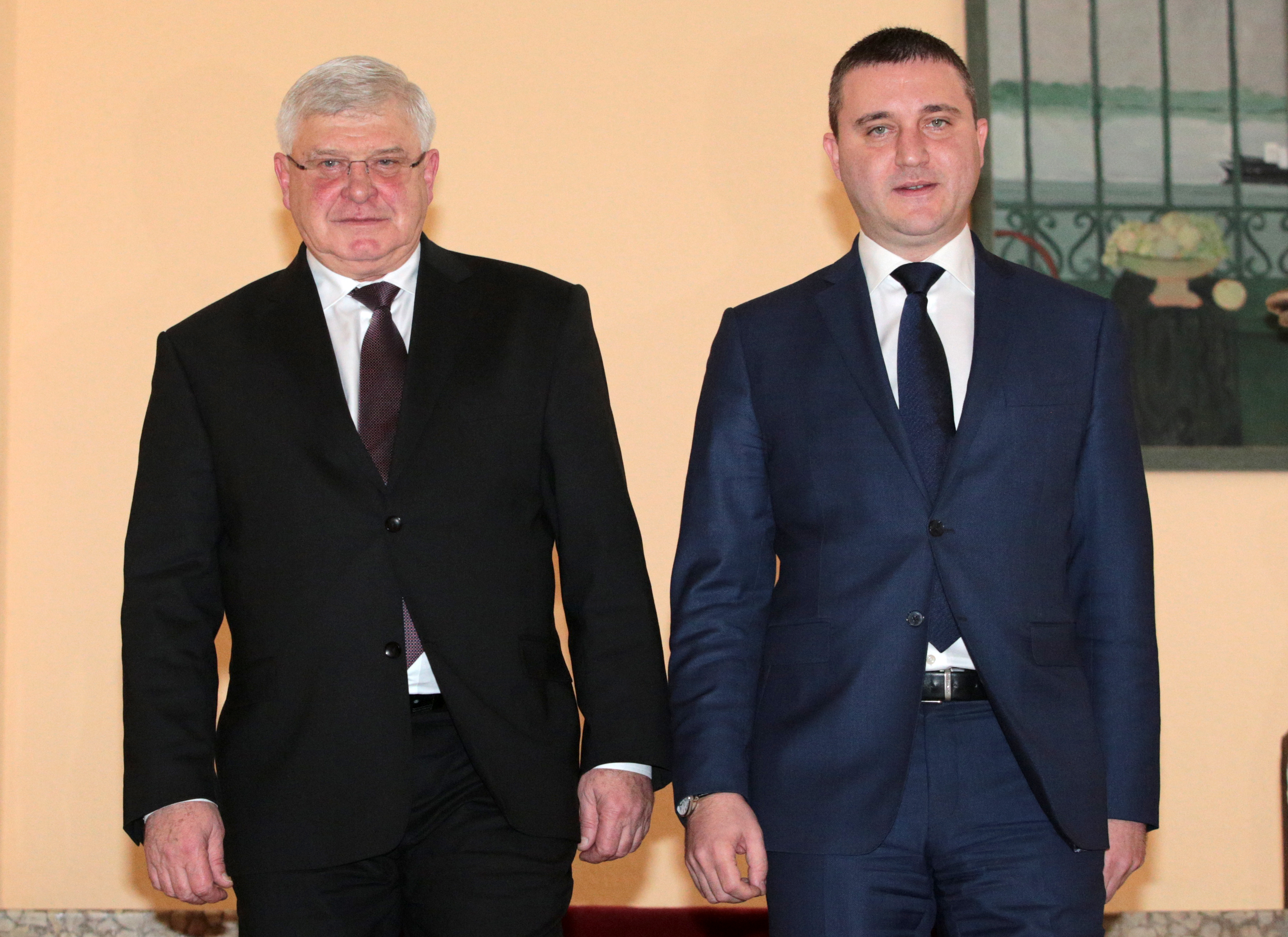 Министърът на финансите Владислав Горанов (дясно) предаде поста на наследника си Кирил Ананиев (ляво)