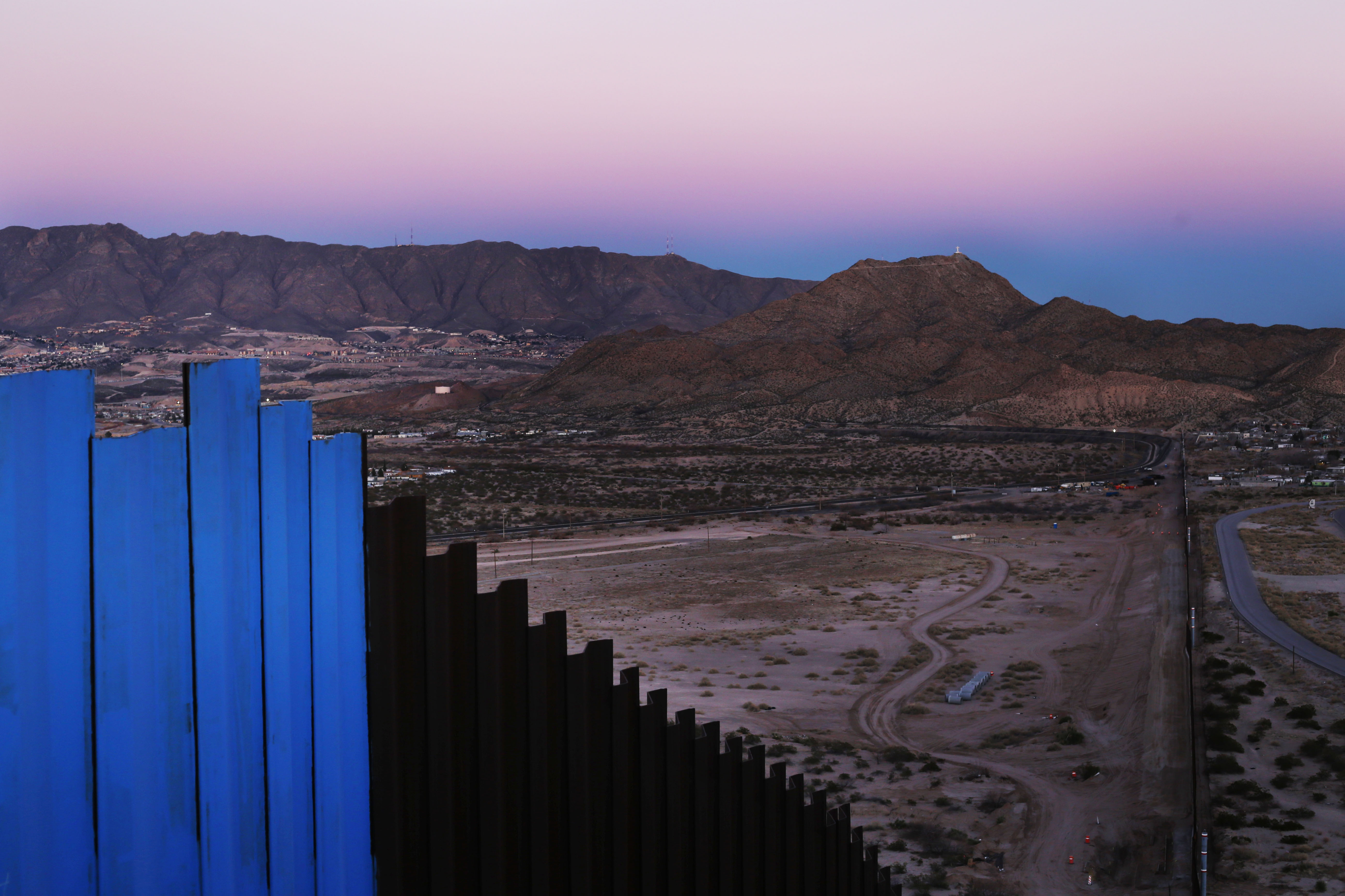 Част от съществуващите в момента гранични заграждения между САЩ и Мексико