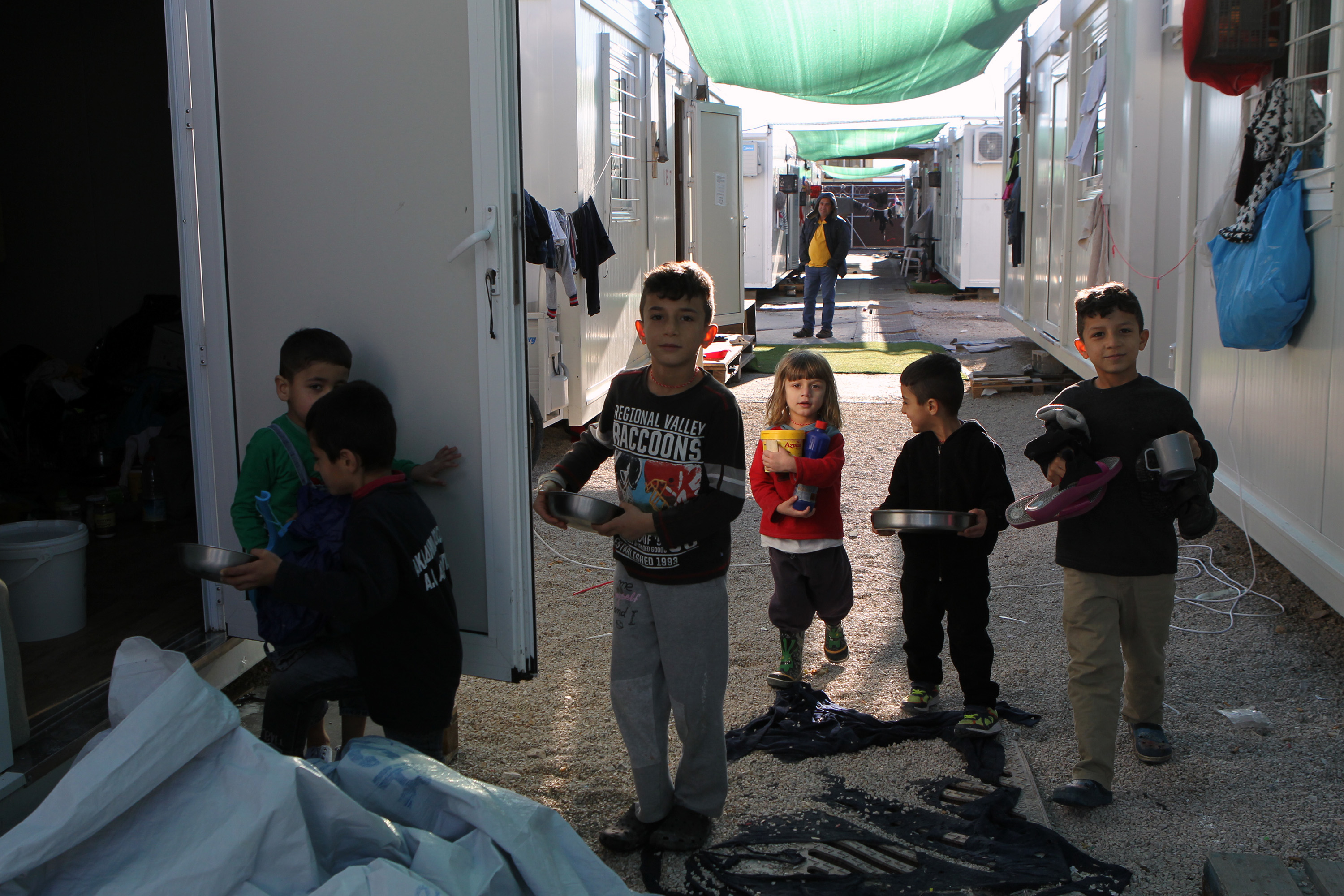 Деца в бежански лагер в Гърция
