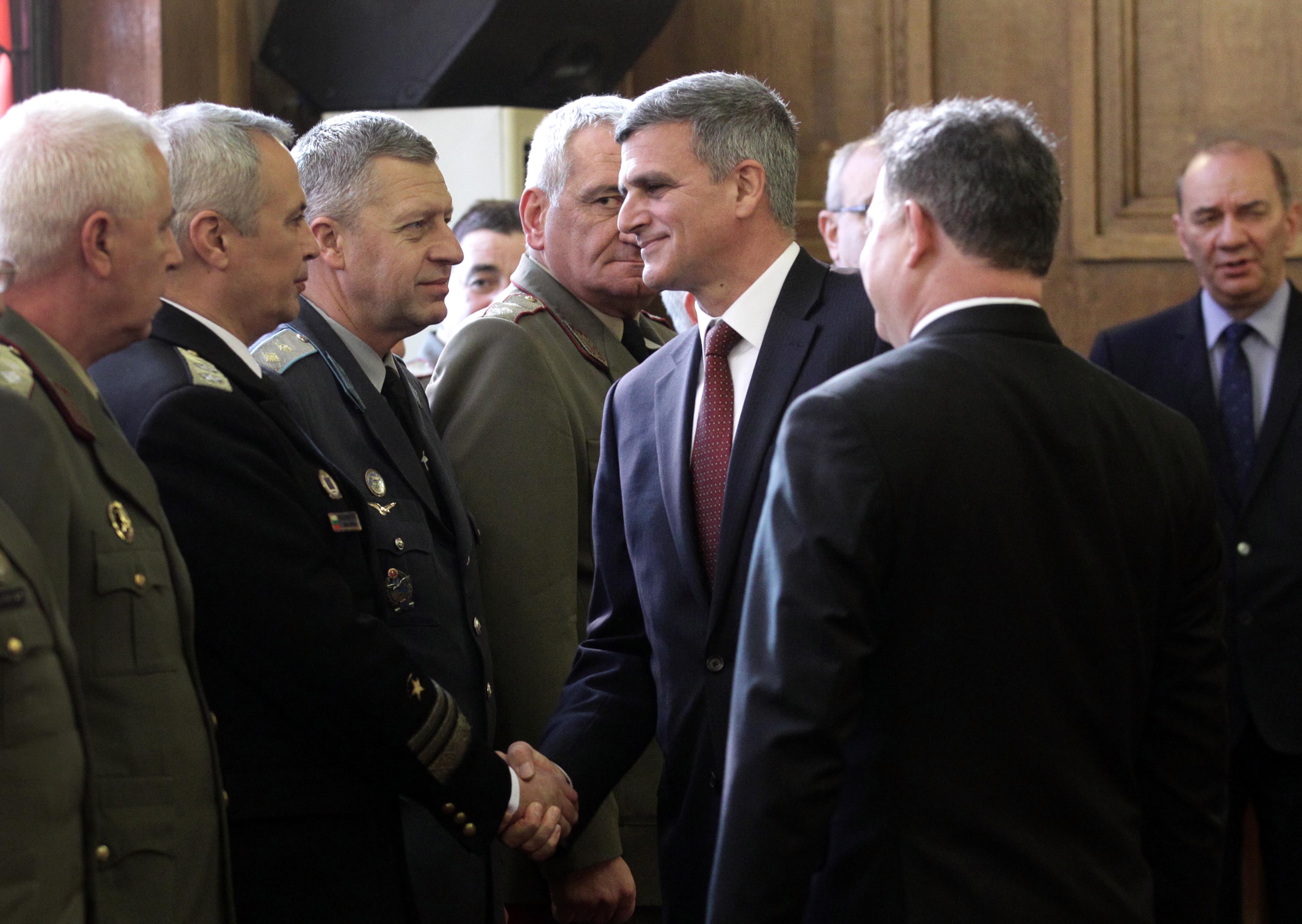 В ресора на служебния министър на отбраната Стефан Янев (вдясно) като вицепремиер е и вътрешният ред