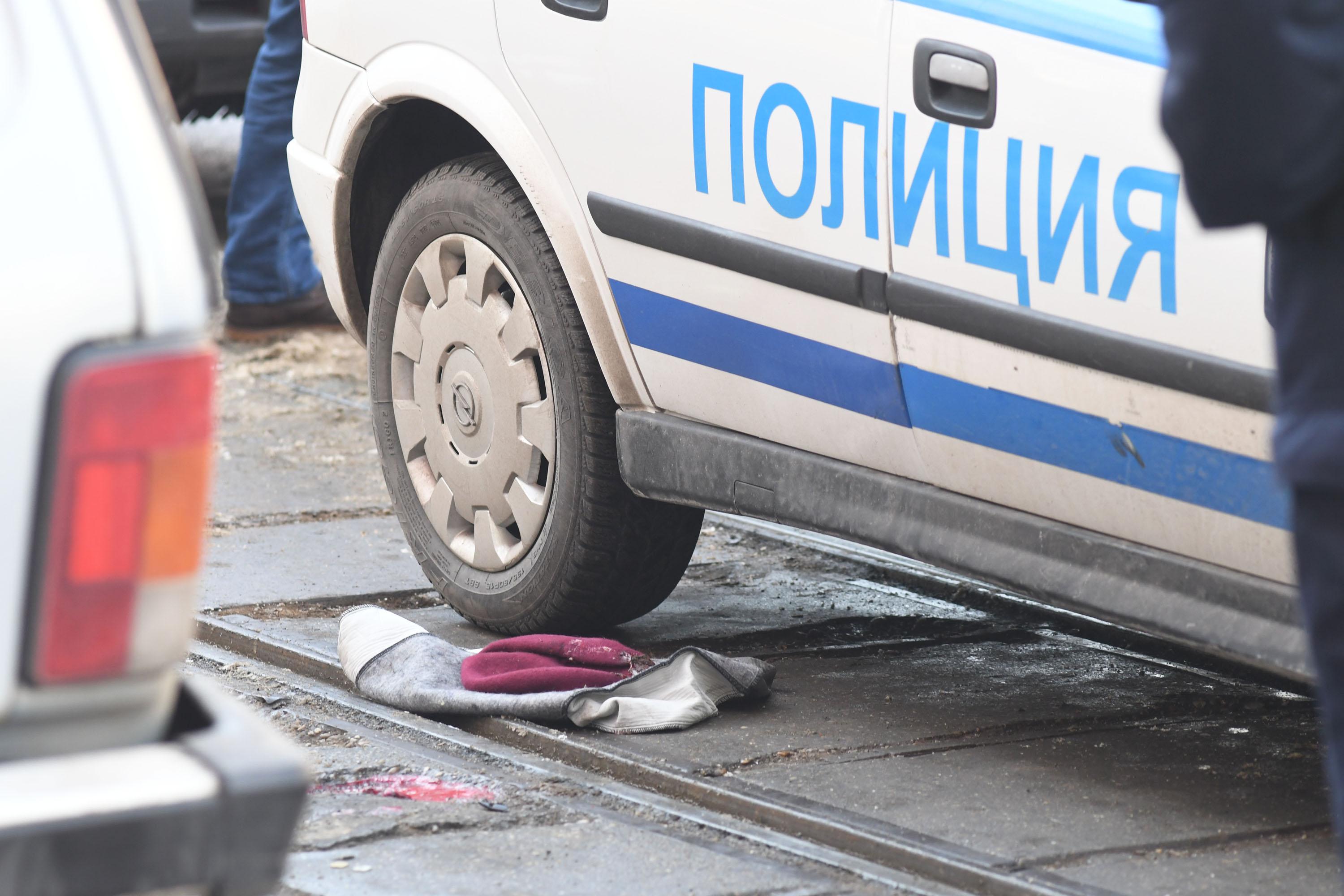 Трима биха и рязаха жена в София, за да я ограбят