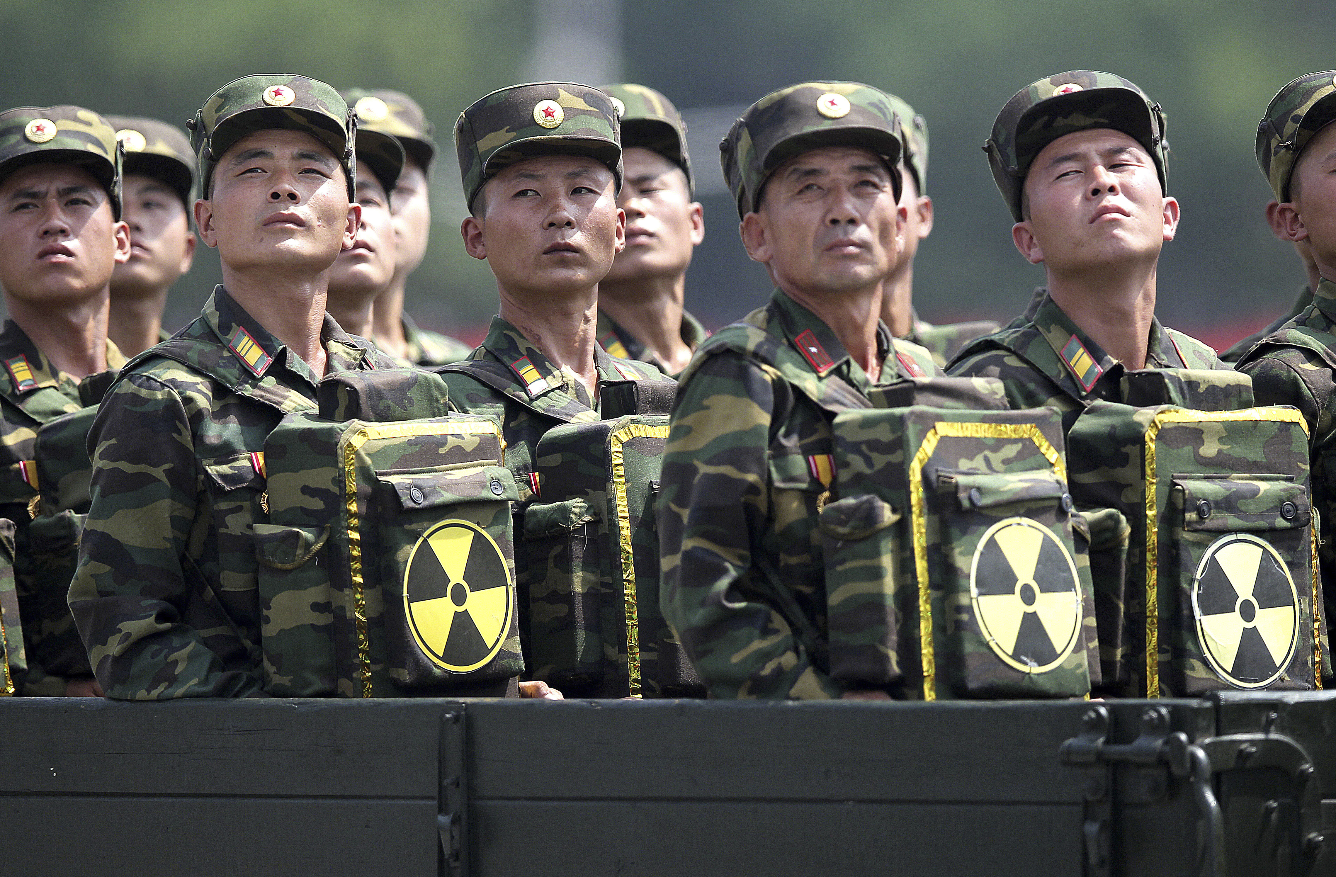 Войници на Северна Корея вперили поглед в лидера си Ким