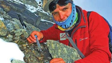 Алпинистът  Боян Петров представя книгата си  "Първите седем" 