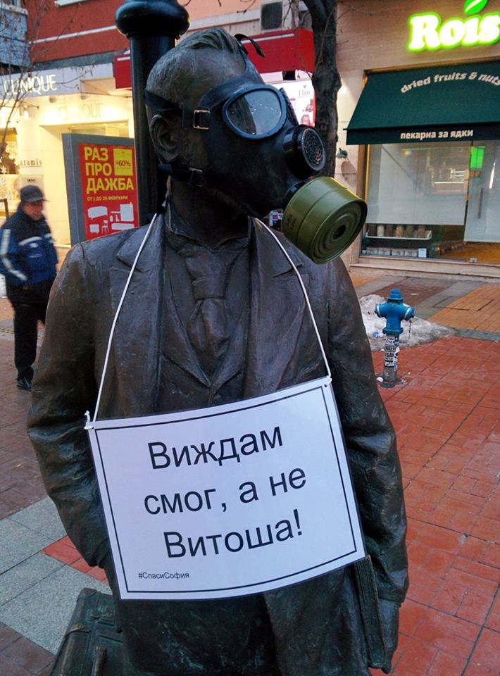 От ”Спаси София” поставиха противогази на паметниците на Алеко Константинов и други известни личности