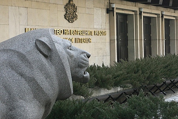 Вътрешният министър с трима заместници