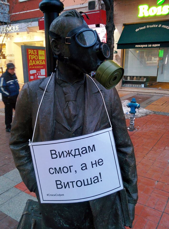 ”Спаси София” постави противогази на столични паметници в знак на протест срещу мръсния въздух