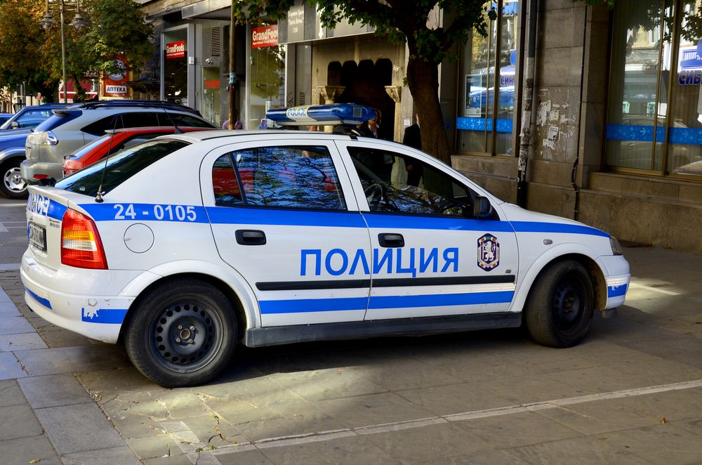Вандали потрошиха коли в центъра на София