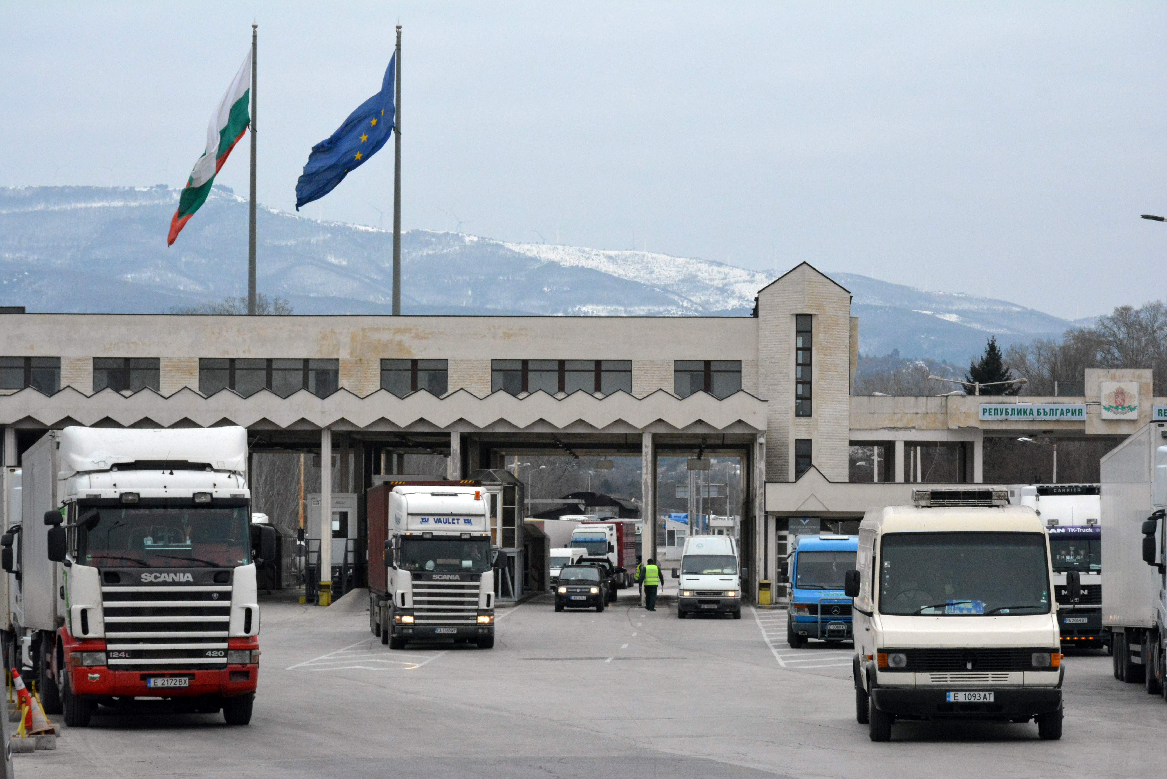 Българските превозвачи излизоха на протест на граничния пункт Кулата