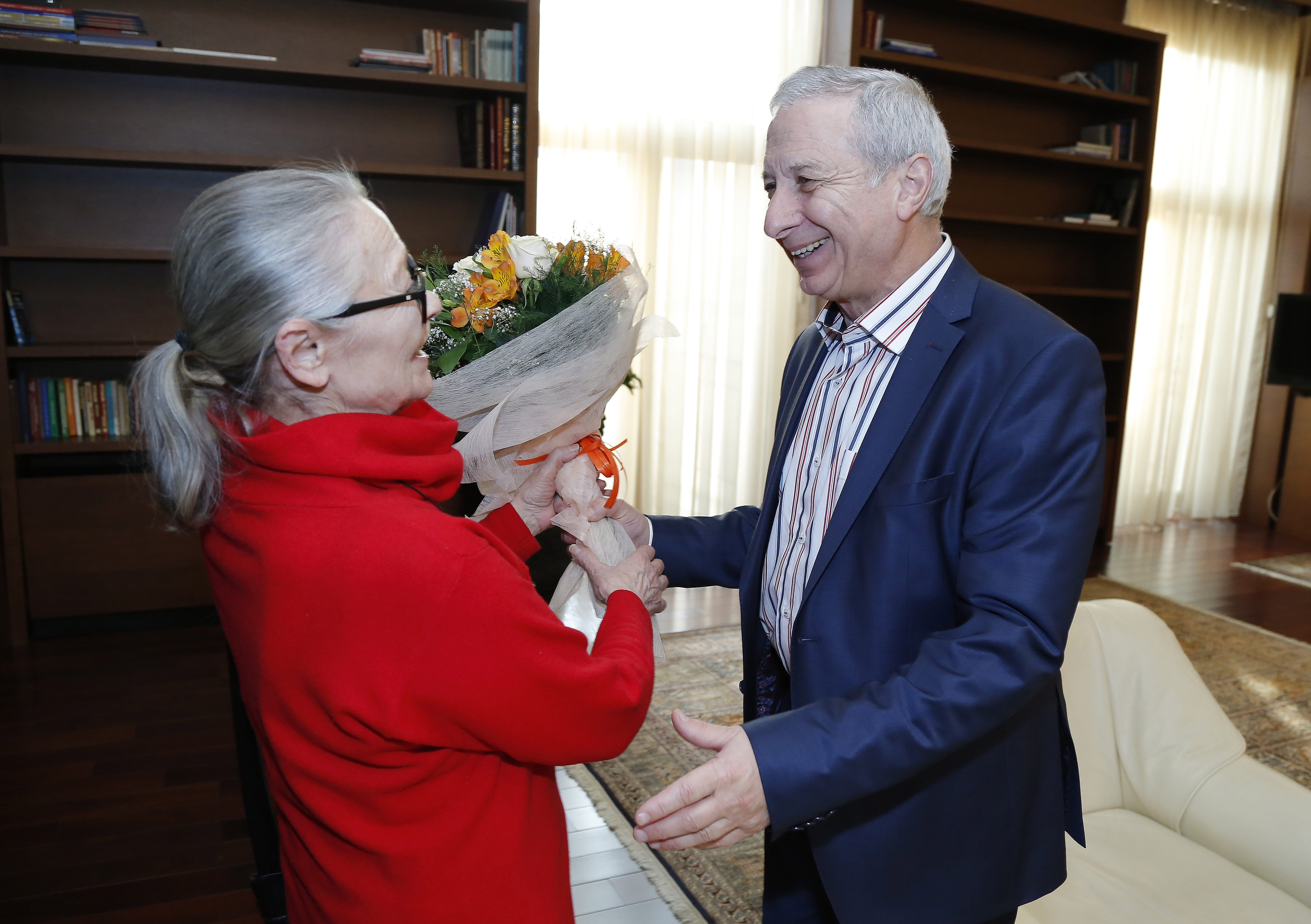 Служебният премиер Огнян Герджиков поздрави актрисата Цветана Манева за рождения й ден