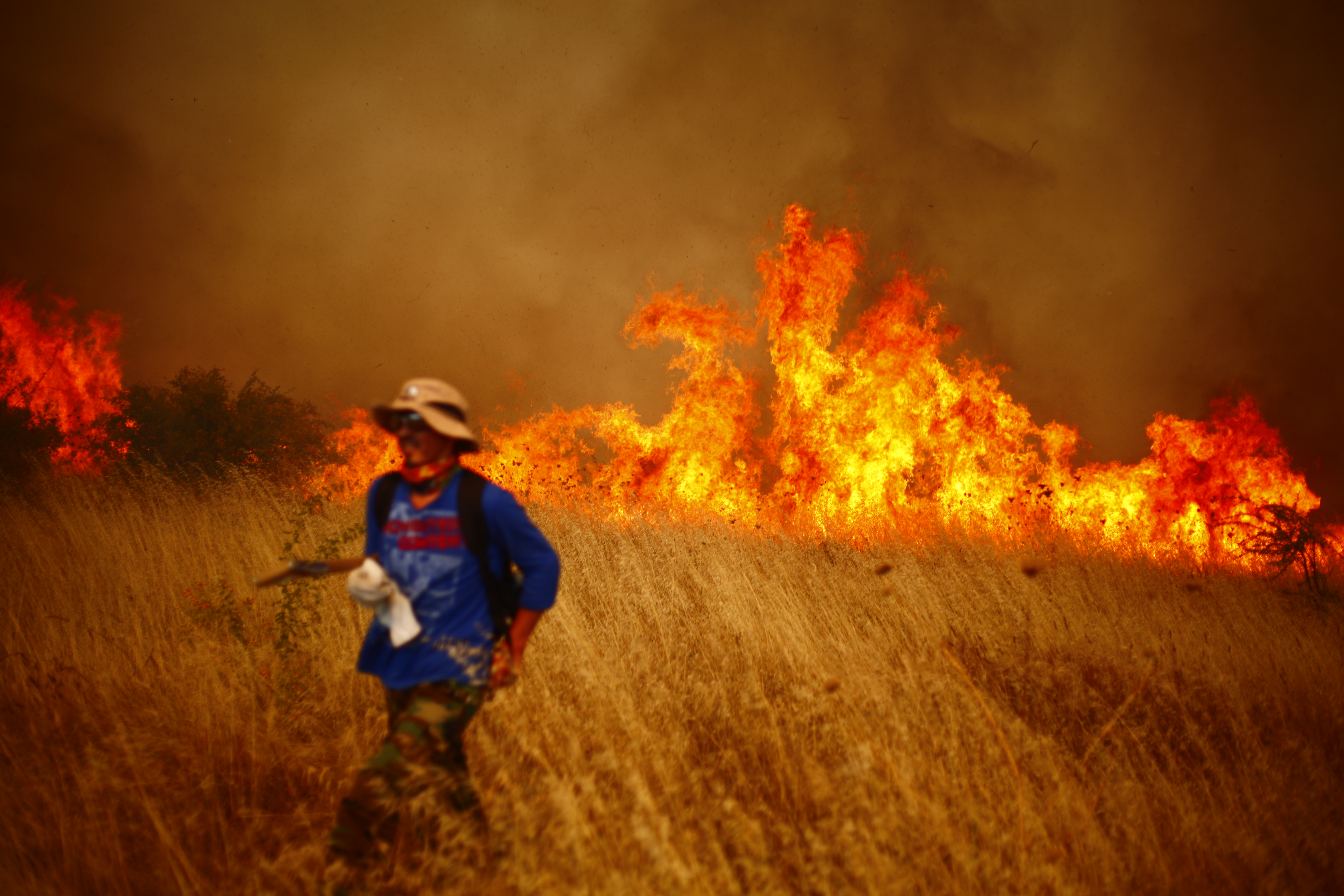 Чилийски доброволец насред огнената стихия