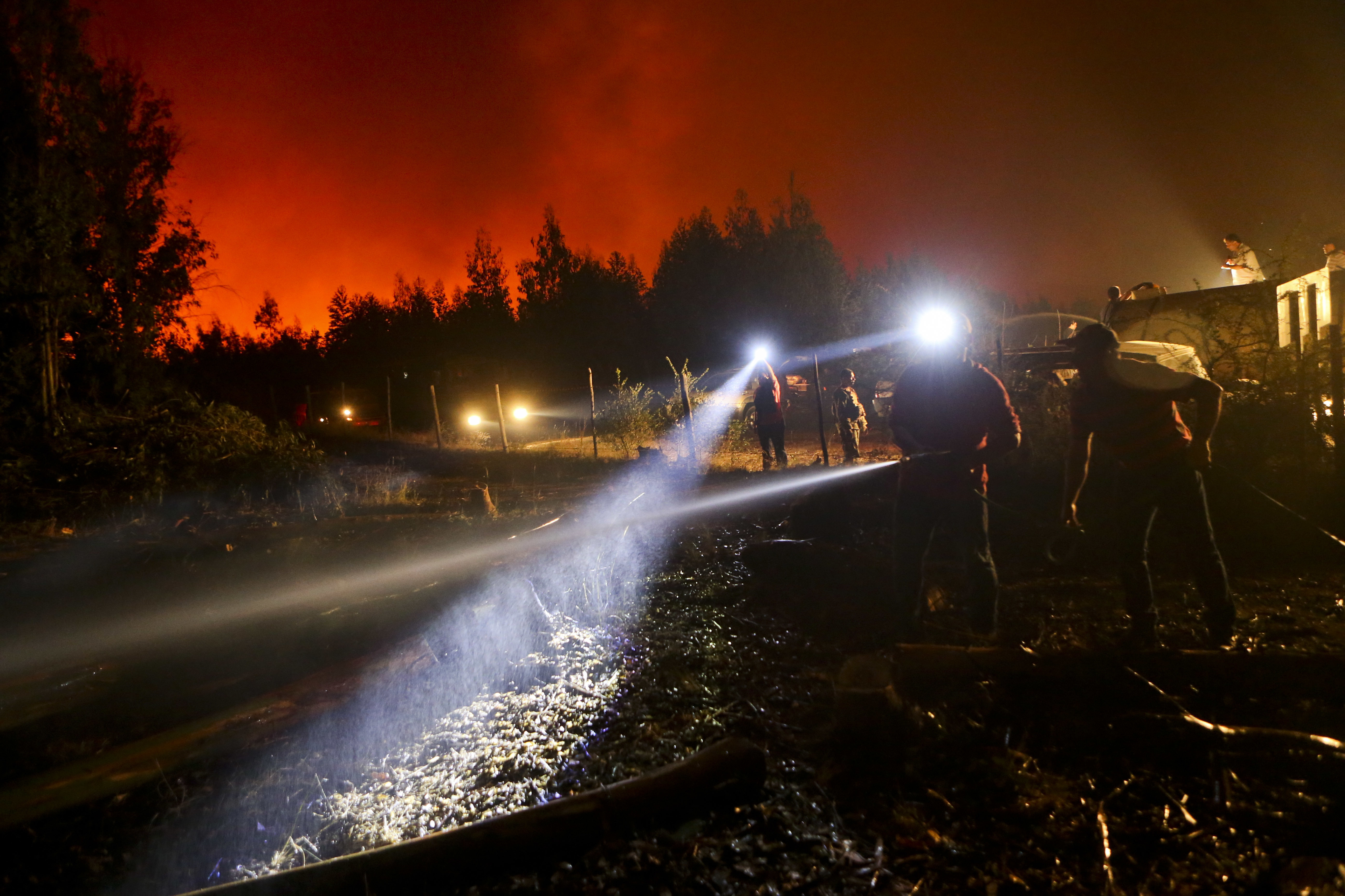 Седмици наред борбата с пожарите в Чили продължава денонощно