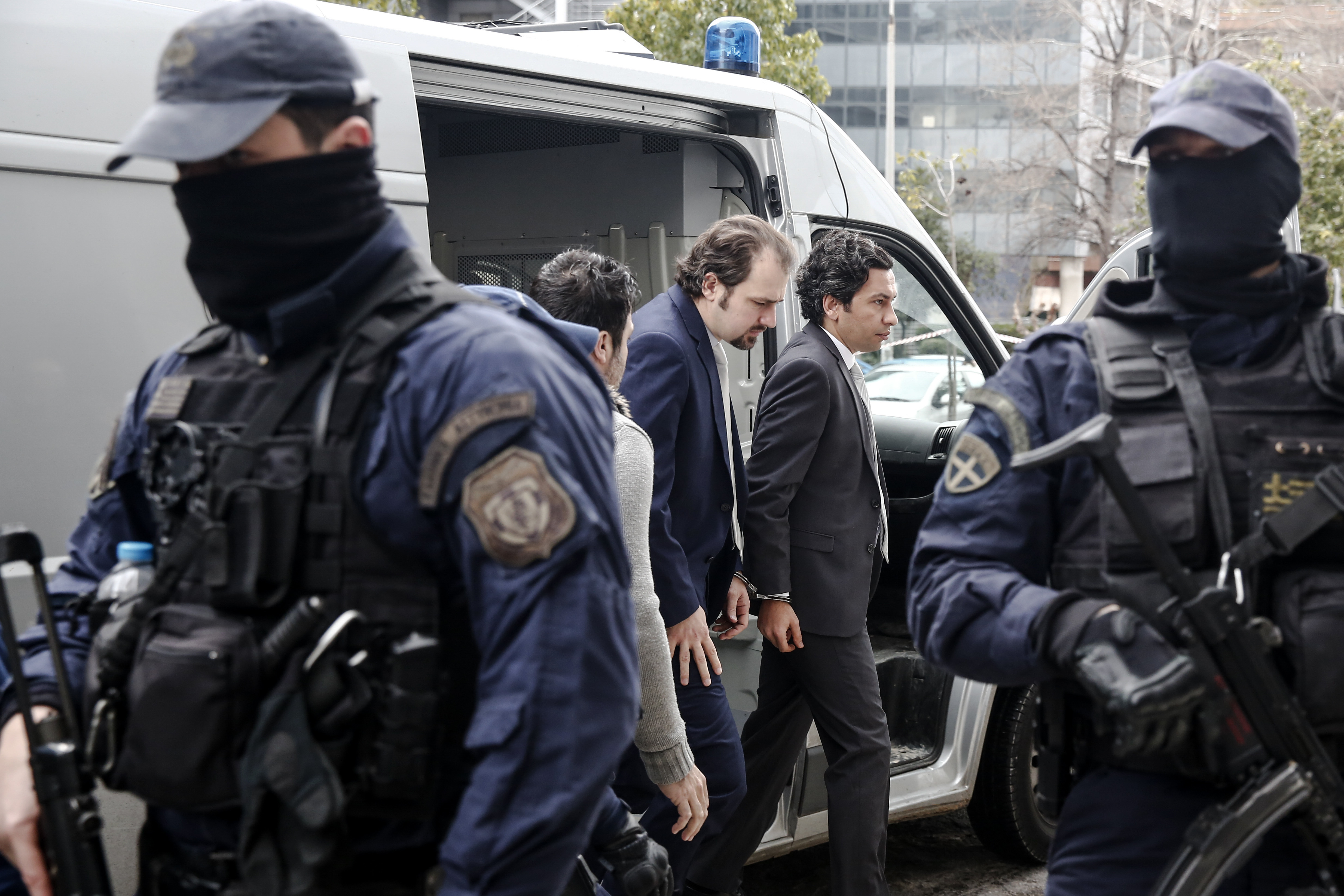 Гръцки съд остави в ареста осемте избягали турски военни