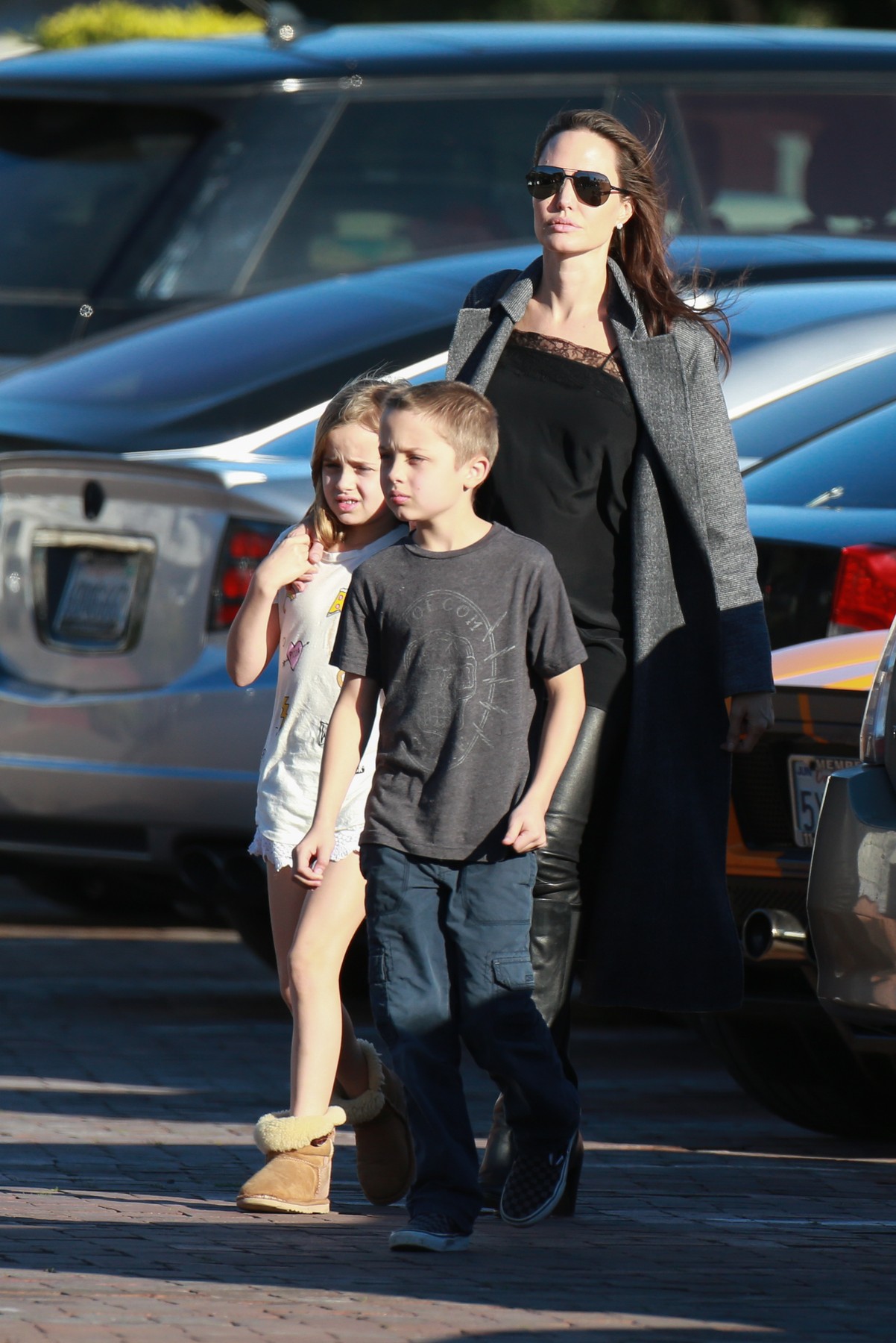 Анджелина Джоли с близнаците Вивиан и Нокс
